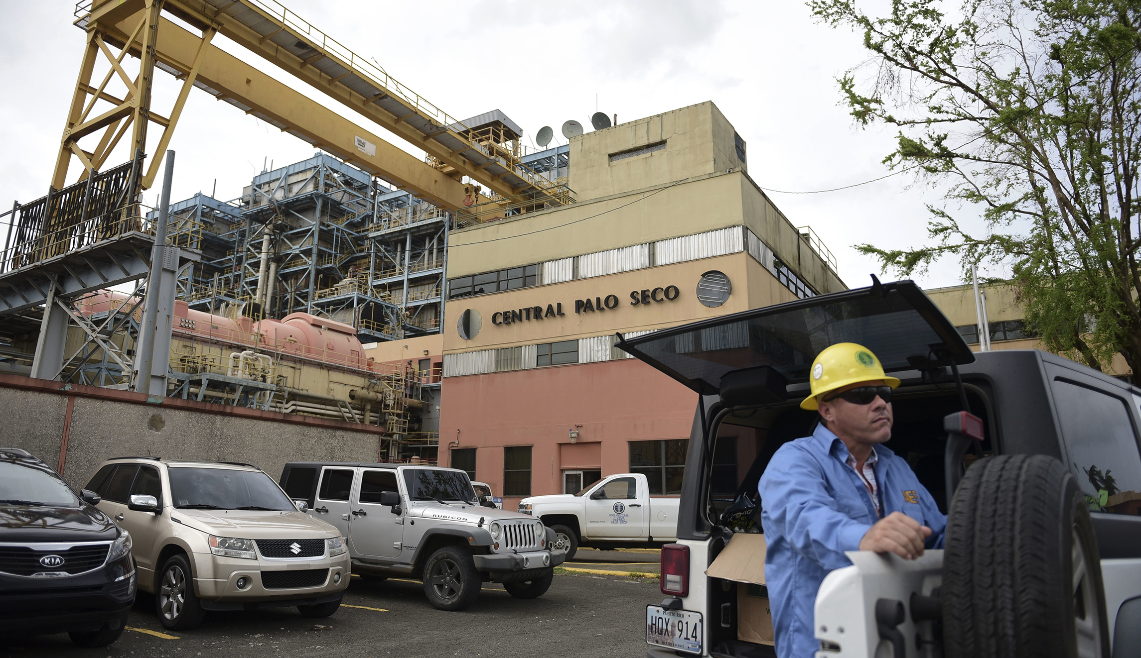 Puerto Rico to privatize bankrupt power utility