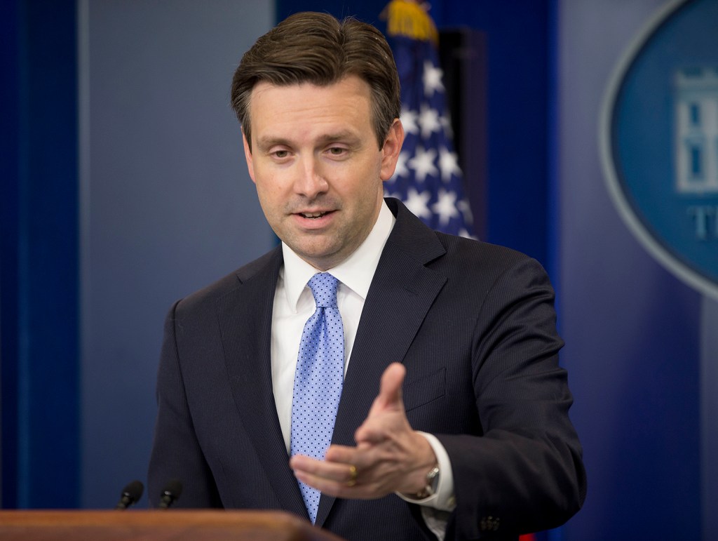 WH refuses to say Lynch, Clinton meeting was a mistake