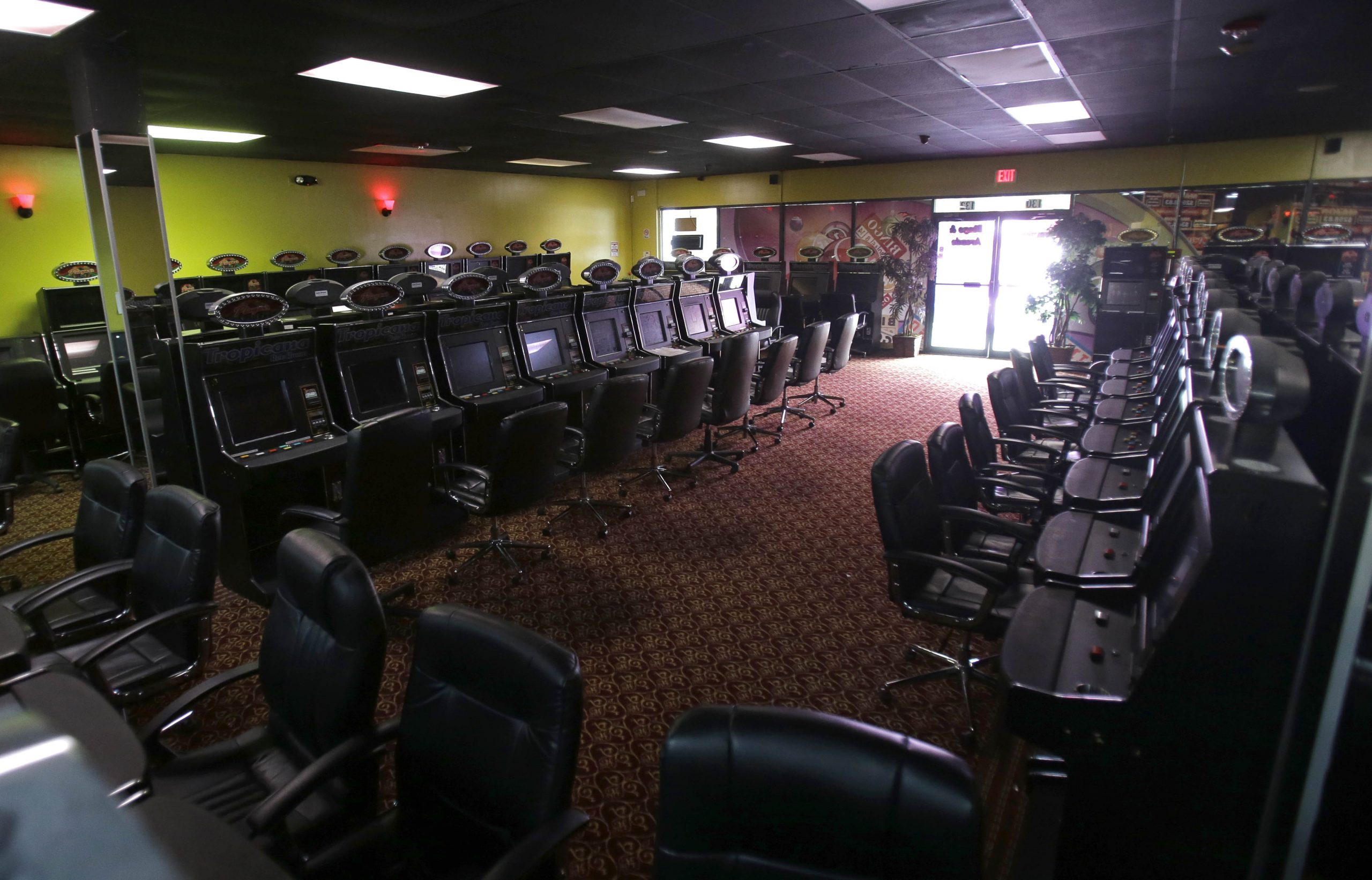 Fla. gov signs ban on parlors with slot-like games