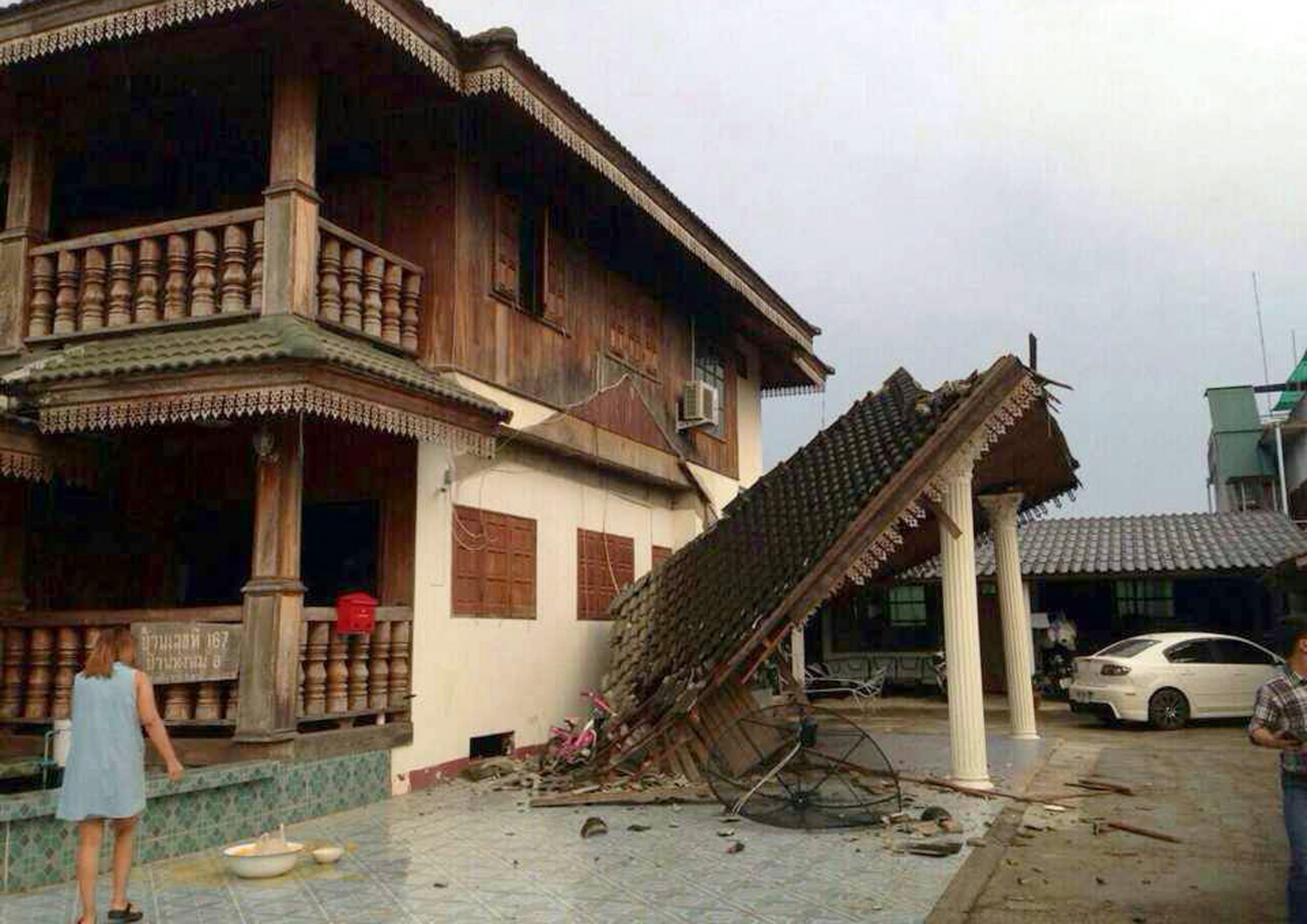Quake cracks roads in north Thailand, 1 killed