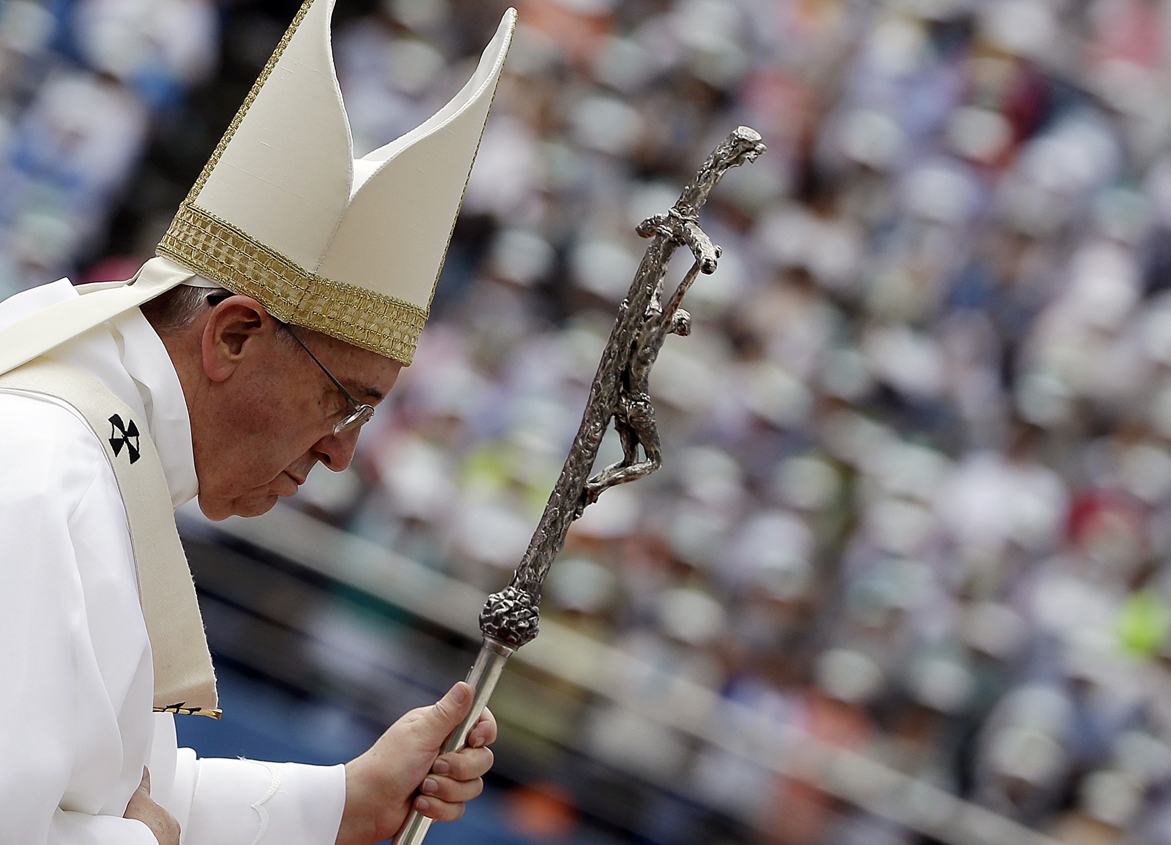 Pope makes tough sell on materialism in SKorea