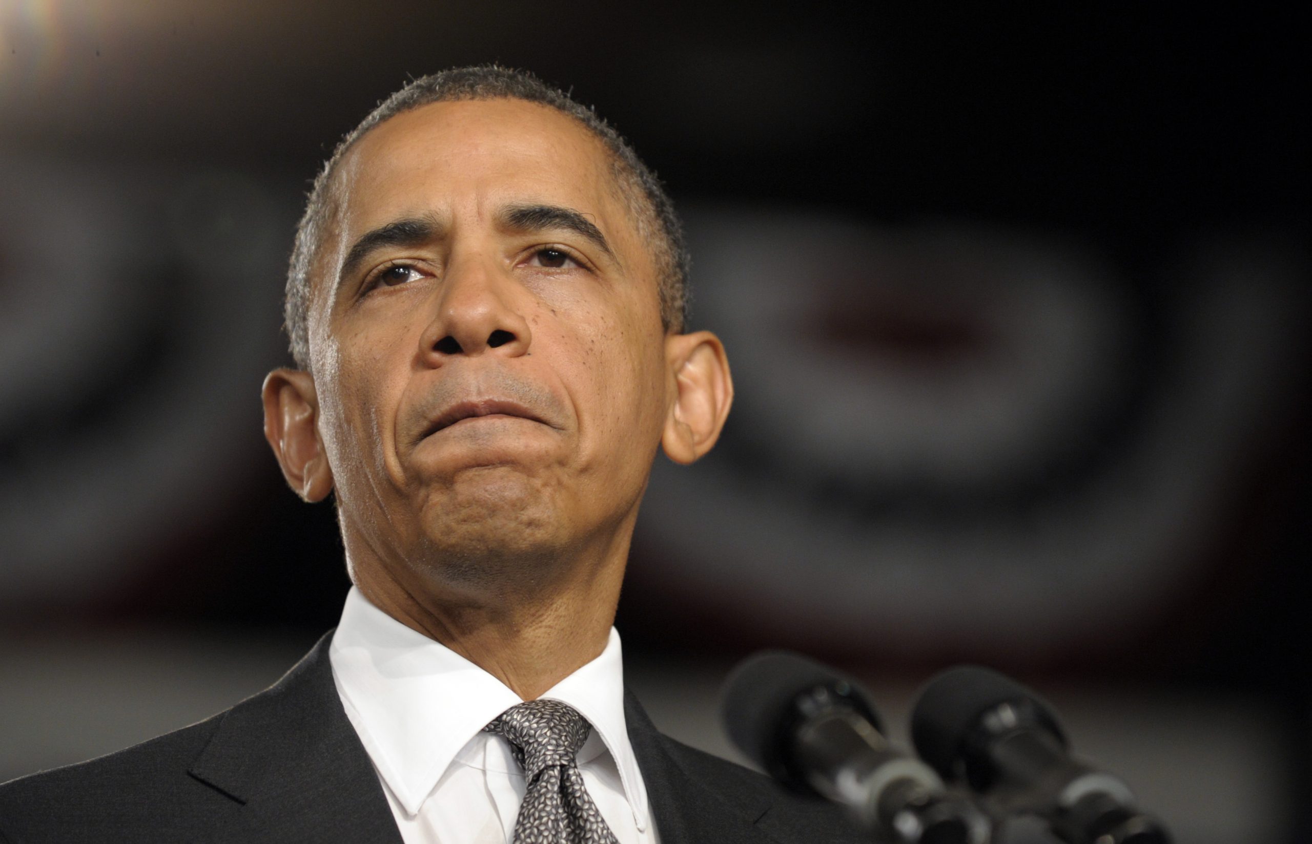 Obama, Romney pause in attacks, call for healing after tragic shootings