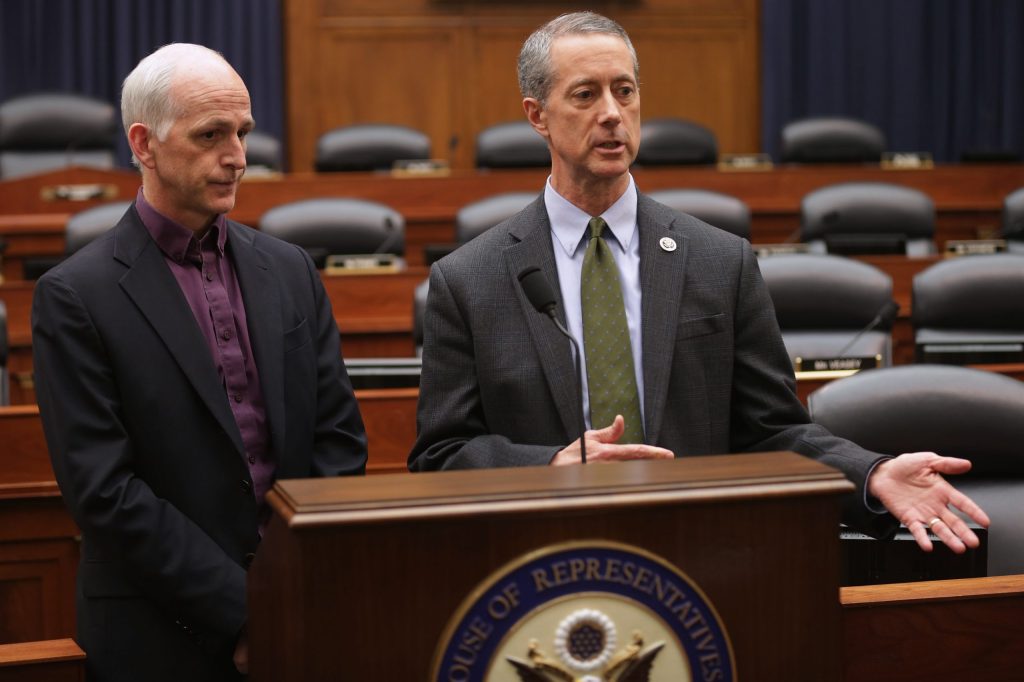 House introduces bill to arm Ukraine