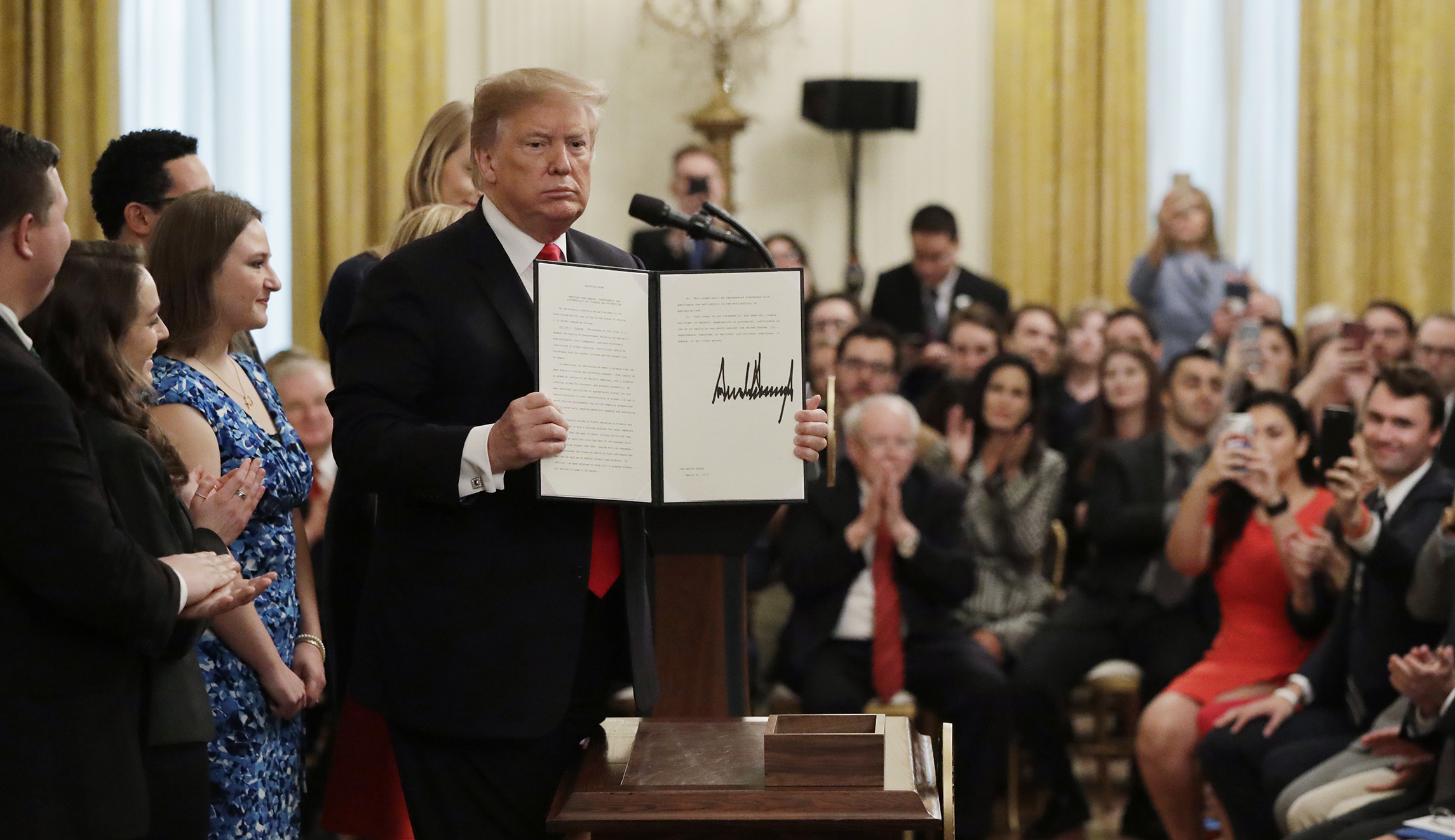 Trump signs executive order on police reform