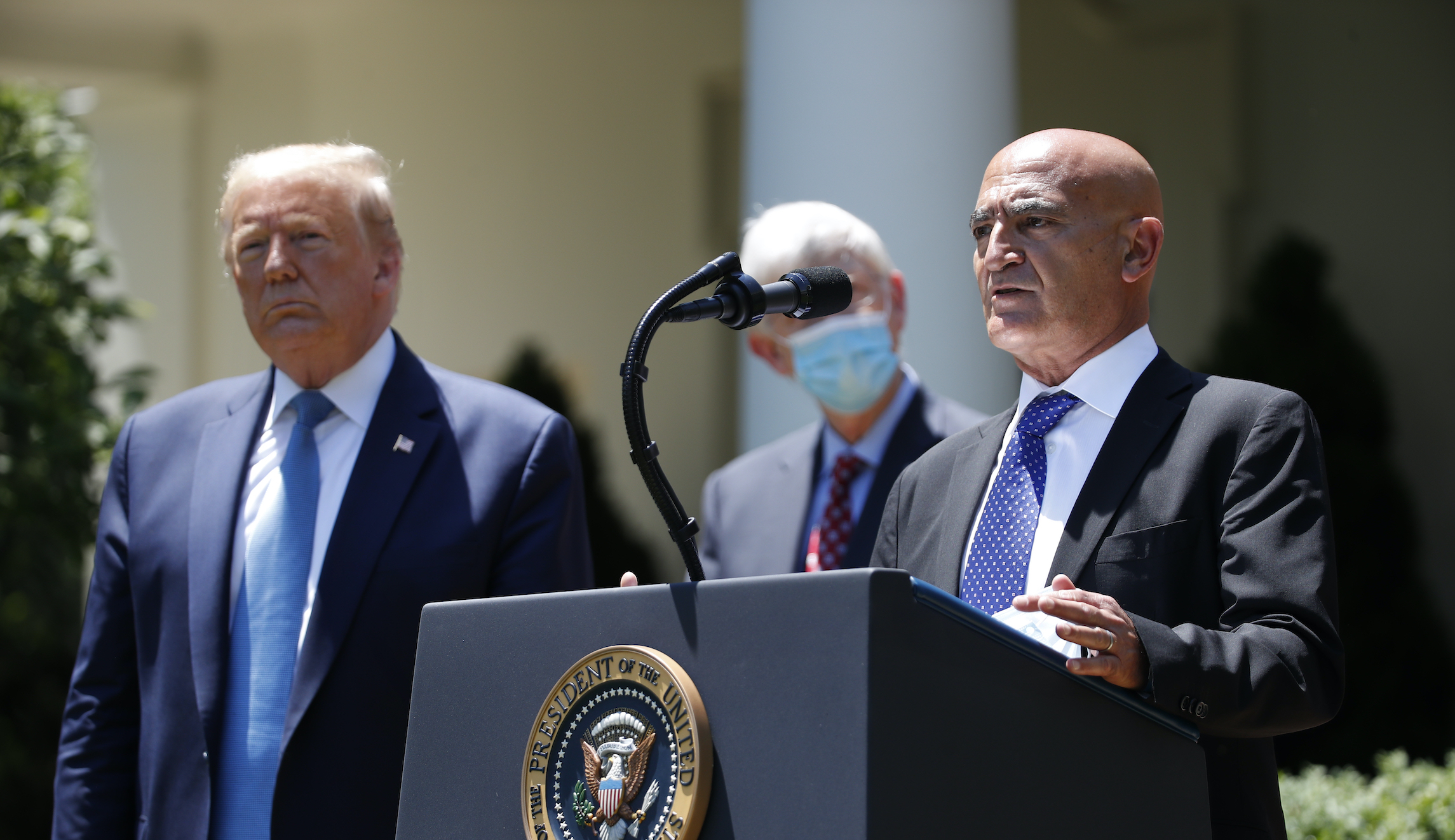 Top science adviser says vaccine could prompt ‘significant decrease’ in COVID-19 deaths by January