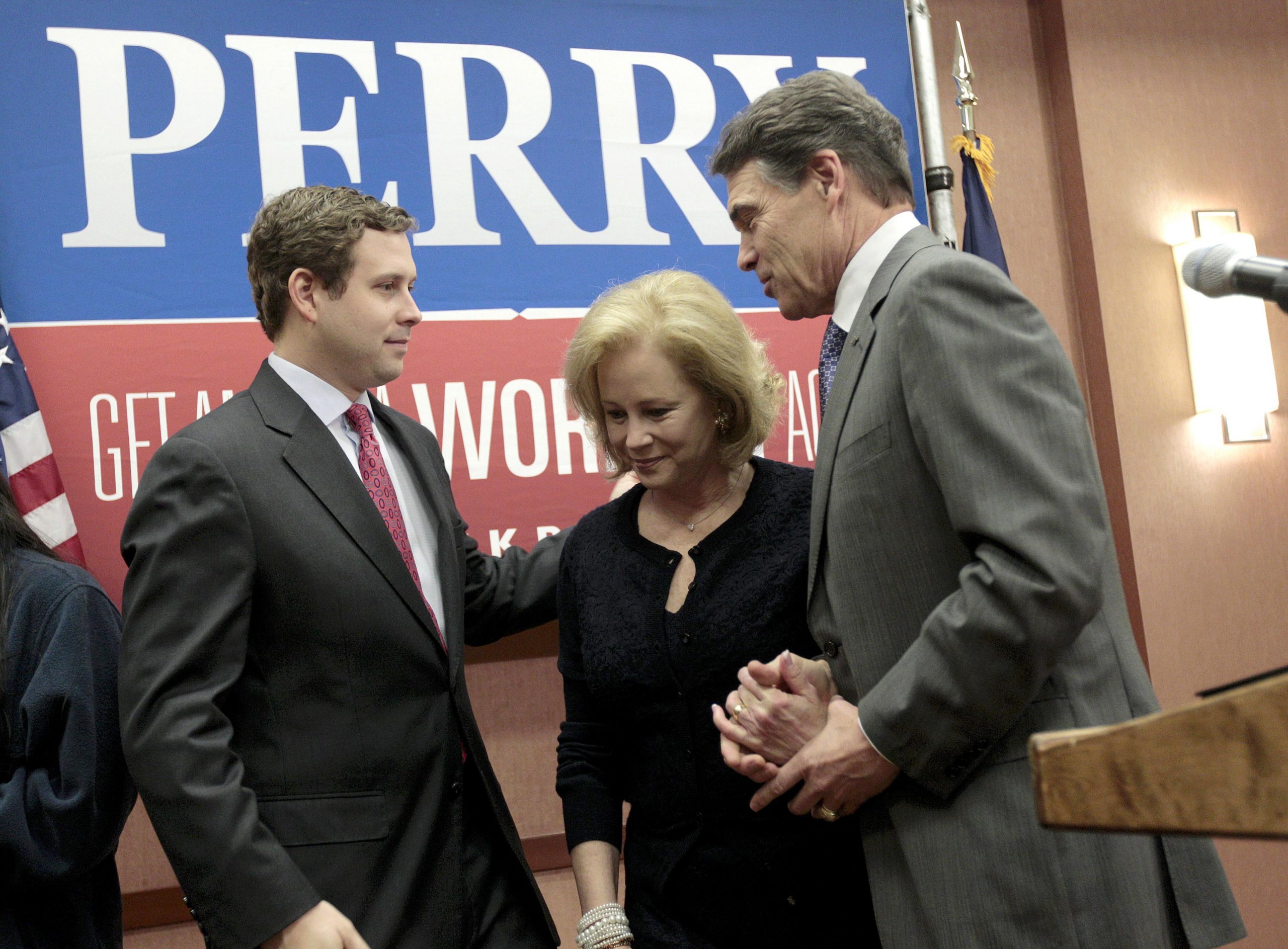 Perry leaves race, backs Gingrich