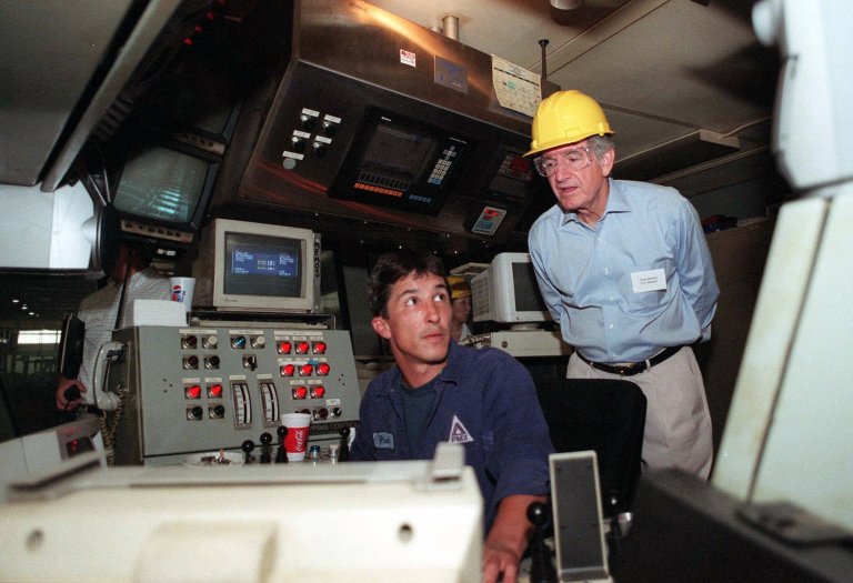   FILE - In this July 22, 2000 file photo, Iowa Democratic U.S. Sen. Tom Harkin, right, looks over the shoulder of Paul Dunfee, a hot mill operator, while touring PMX Industries in Cedar Rapids, Iowa. Jin Roy Ryu, a South Korean businessman who runs the metals company that supplies the U.S. Mint, gave $500,000 to a university institute honoring U.S. Sen. Tom Harkin, who is pushing for a dollar coin that could generate tens of millions of dollars in new business for the company, according to records obtained by The Associated Press. (AP Photo/The Cedar Rapids Gazette, Miranda Meyer, File)  