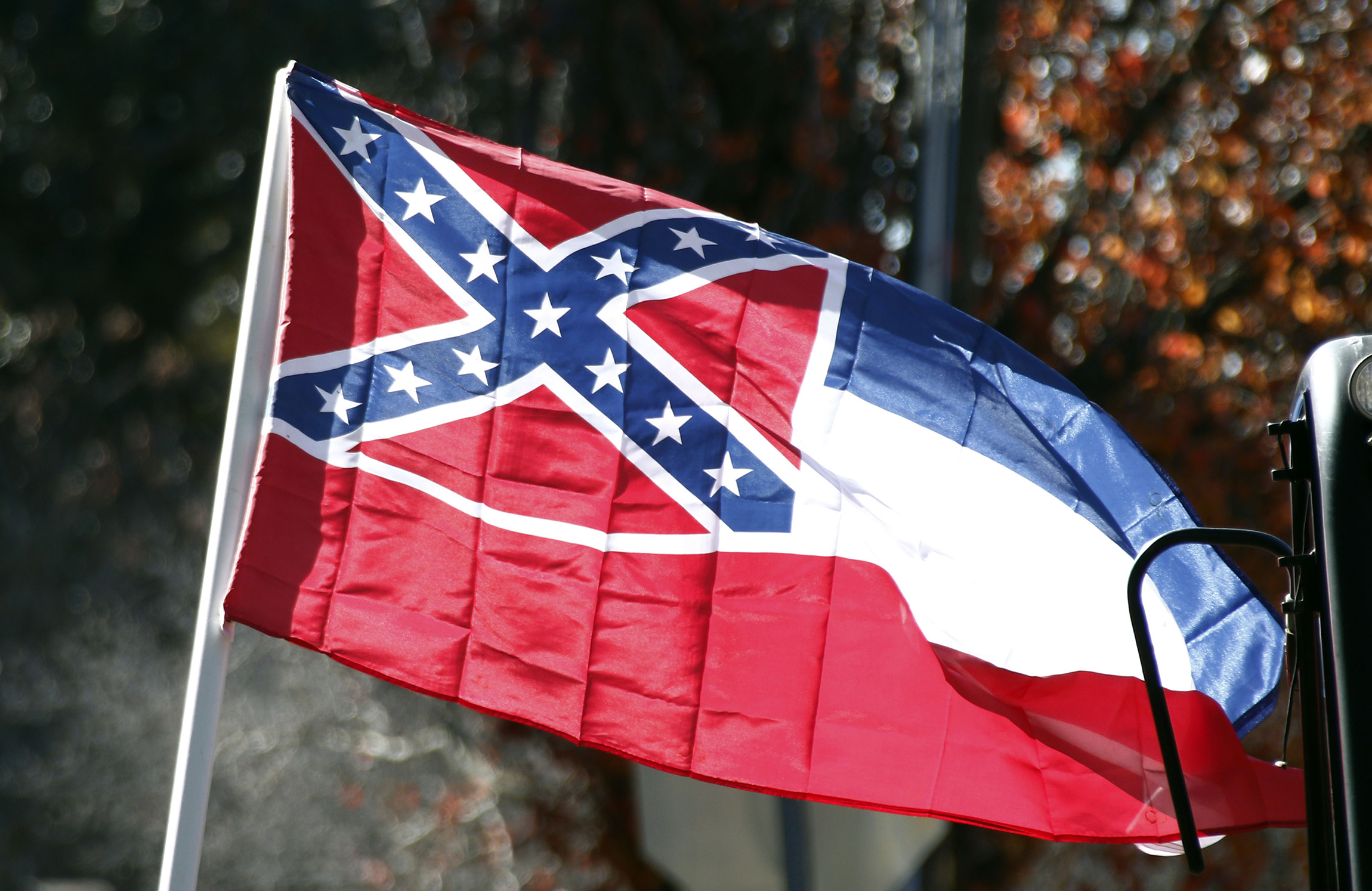 Mississippi legislature votes to remove Confederate emblem from state flag