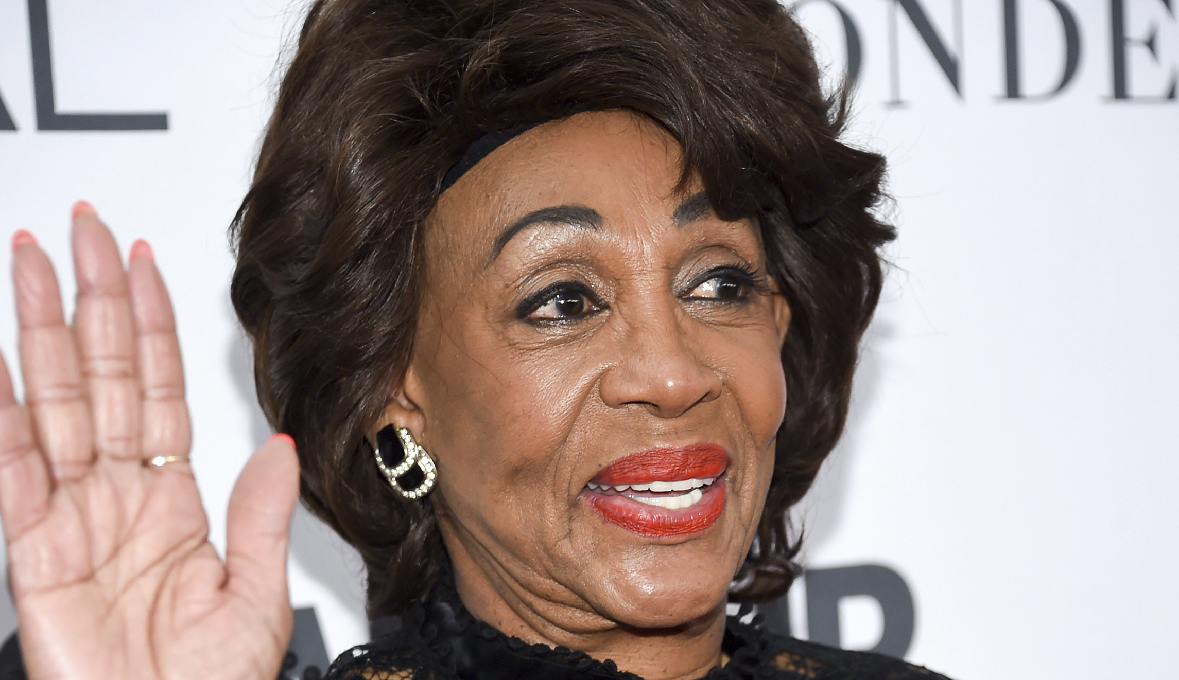 Maxine Waters leads chants of ‘Impeach 45’ at Glamour magazine awards ceremony