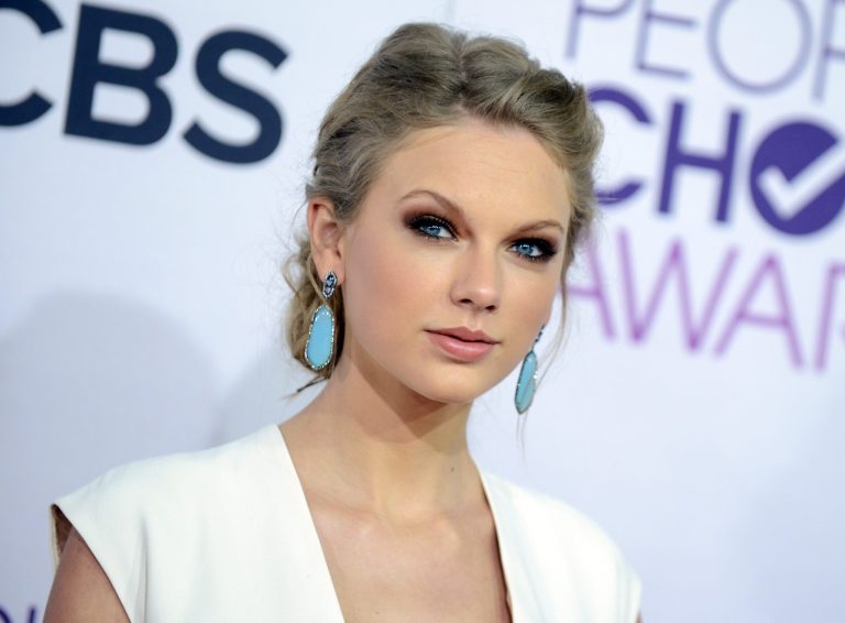 FILE - This Jan. 9, 2013 file photo shows Taylor Swift at the People's Choice Awards at the Nokia Theatre in Los Angeles. A new girl is coming to Fox's 