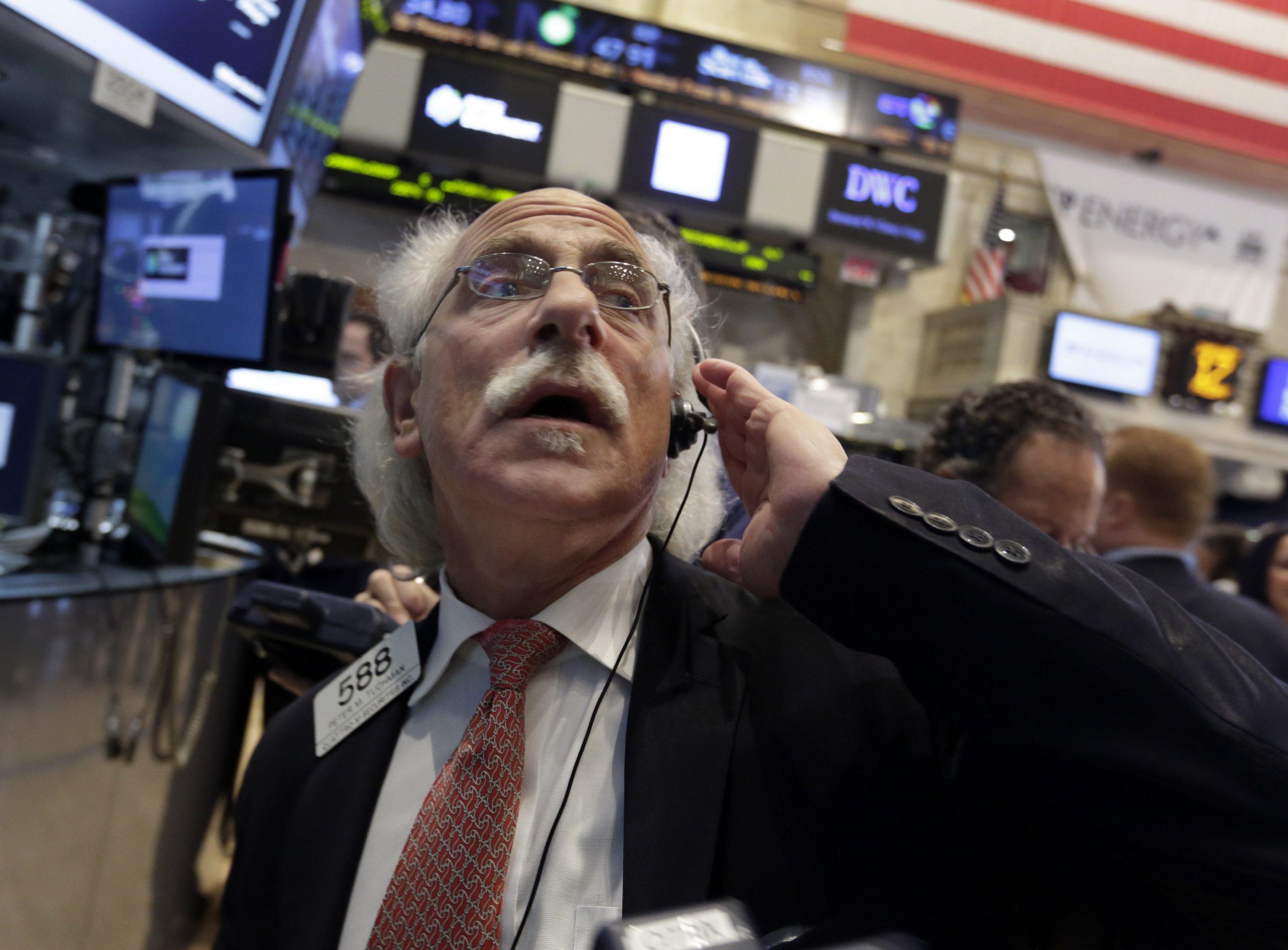 Mixed earnings hold back US stocks