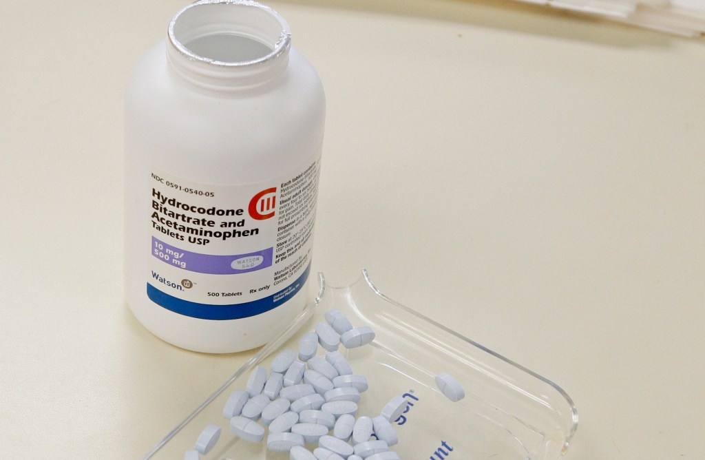 House lawmakers push HHS on drug advertising