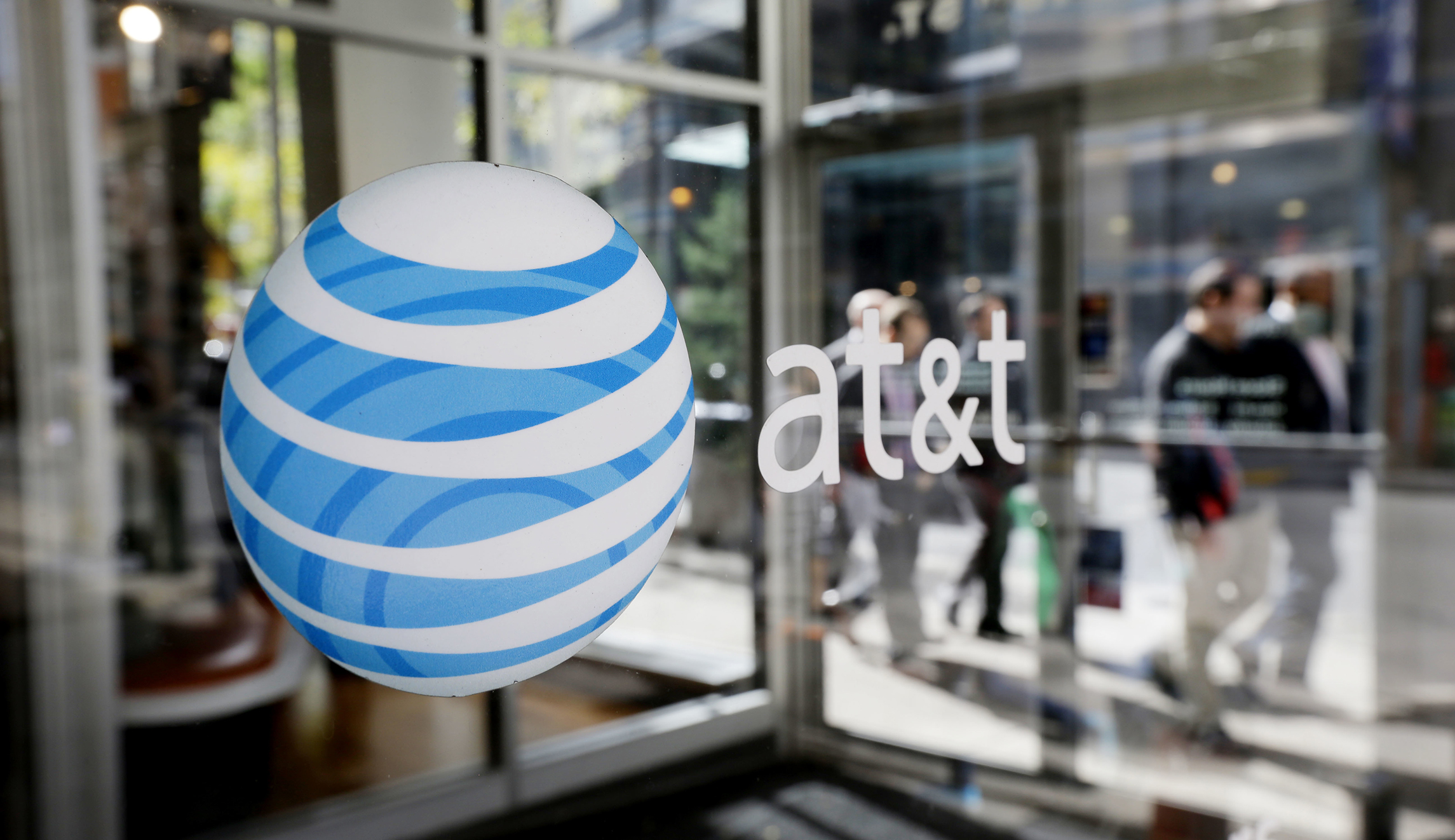 AT&T will give 200,000 US employees $1,000 bonus once Trump signs tax cuts into law