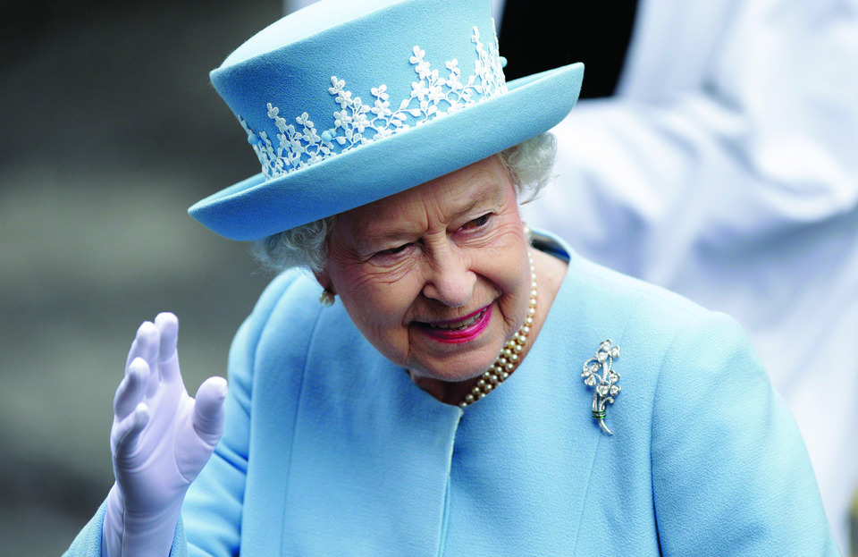 Queen, ex-IRA chief face N.Ireland peace milestone