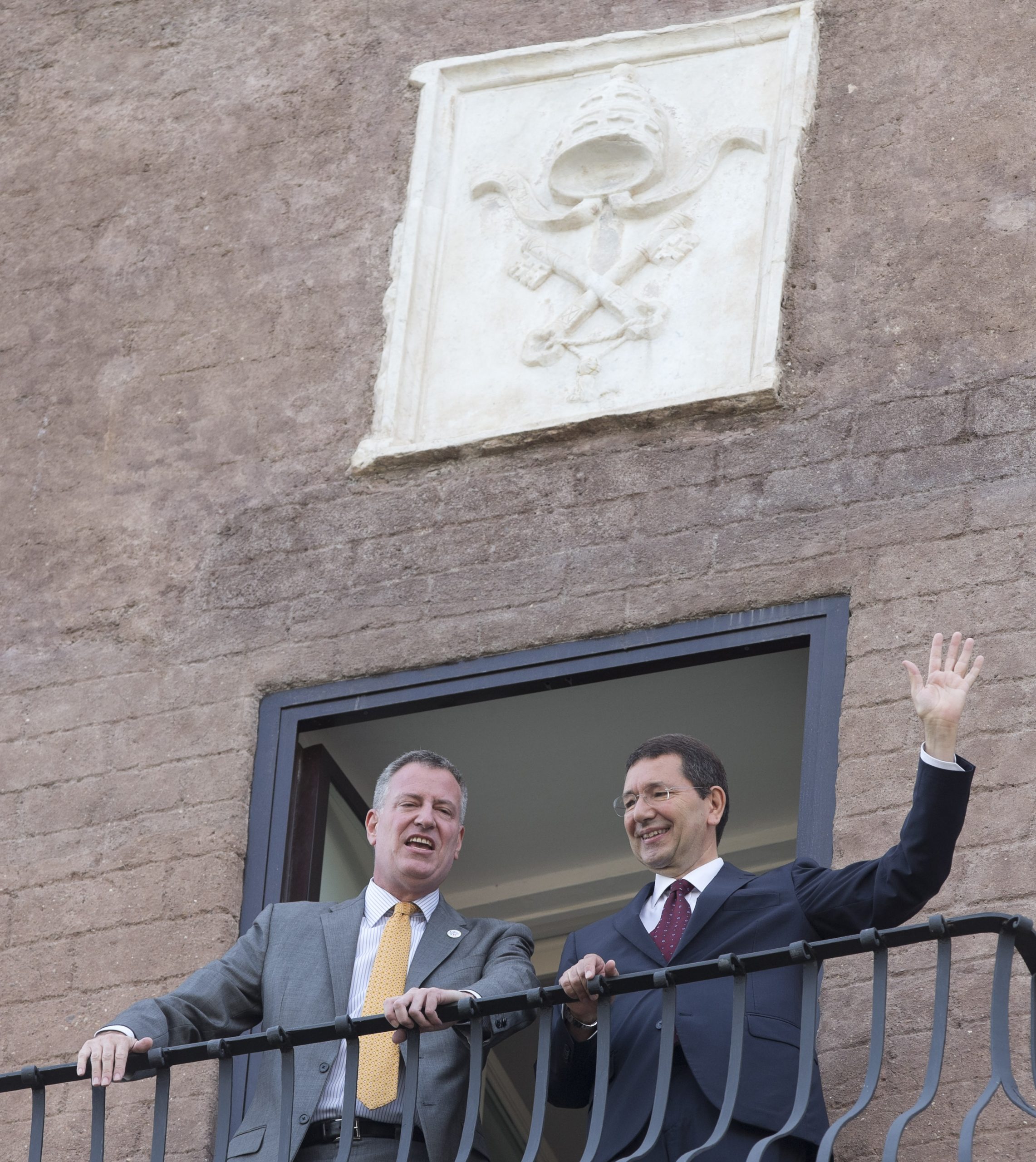NYC mayor views Roman Forum from mayor’s balcony