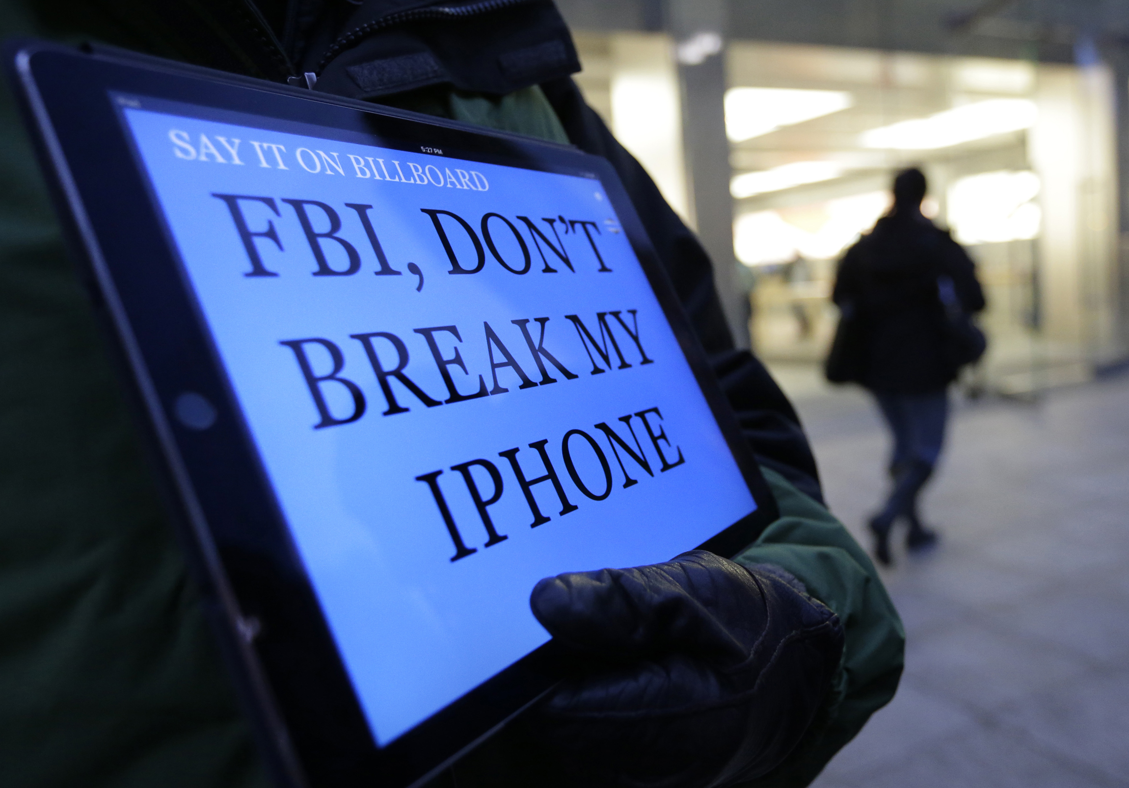 Apple, FBI fight heads to Congress