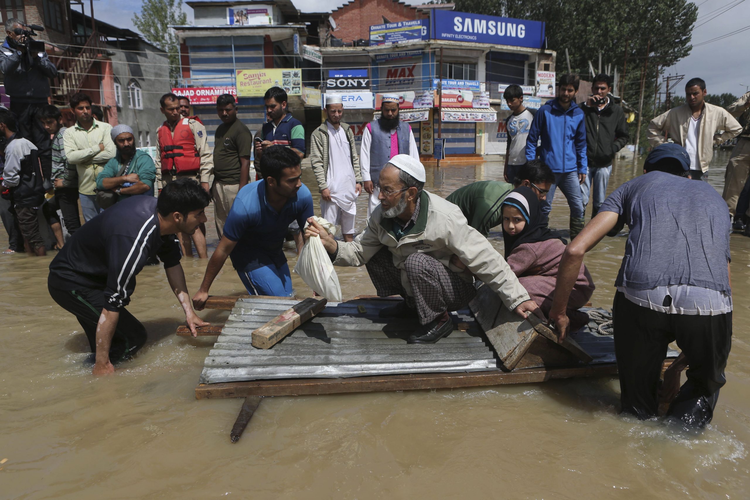 Monsoon floods kill nearly 300 in India, Pakistan