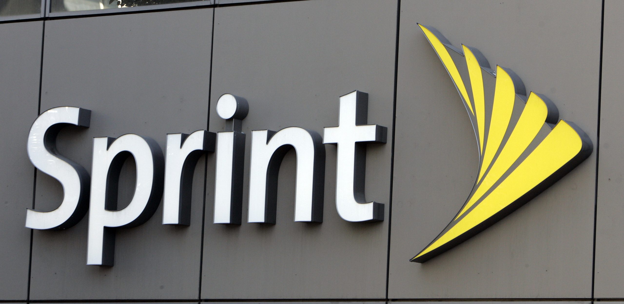 Sprint grows wireless business as it awaits approval for T-Mobile merger