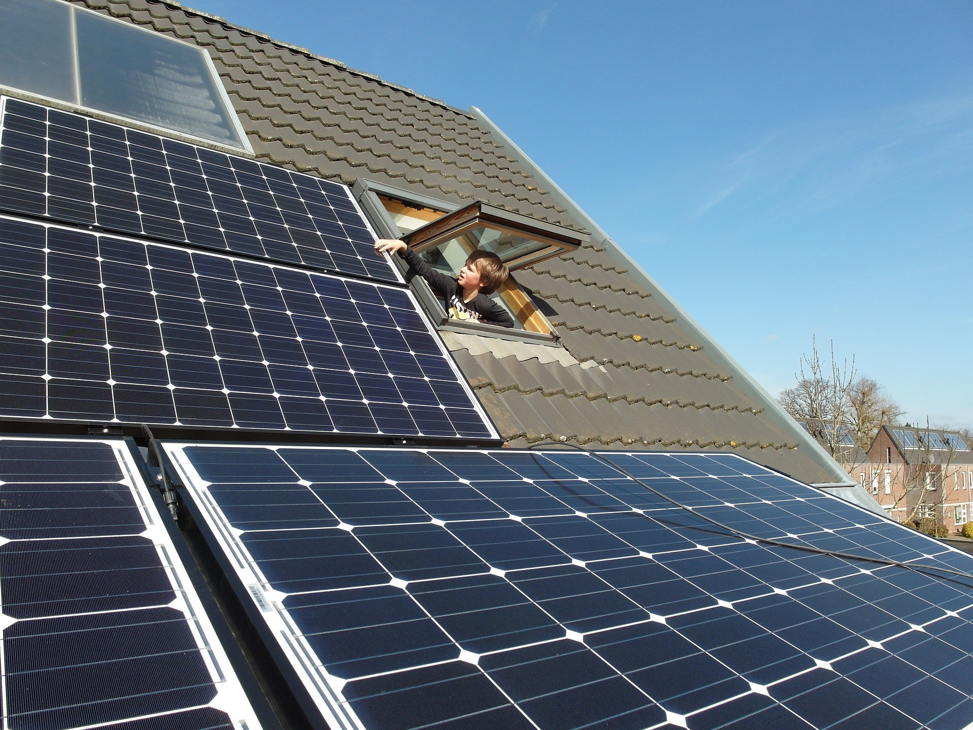White House ups pay to put solar panels on poor people’s roofs