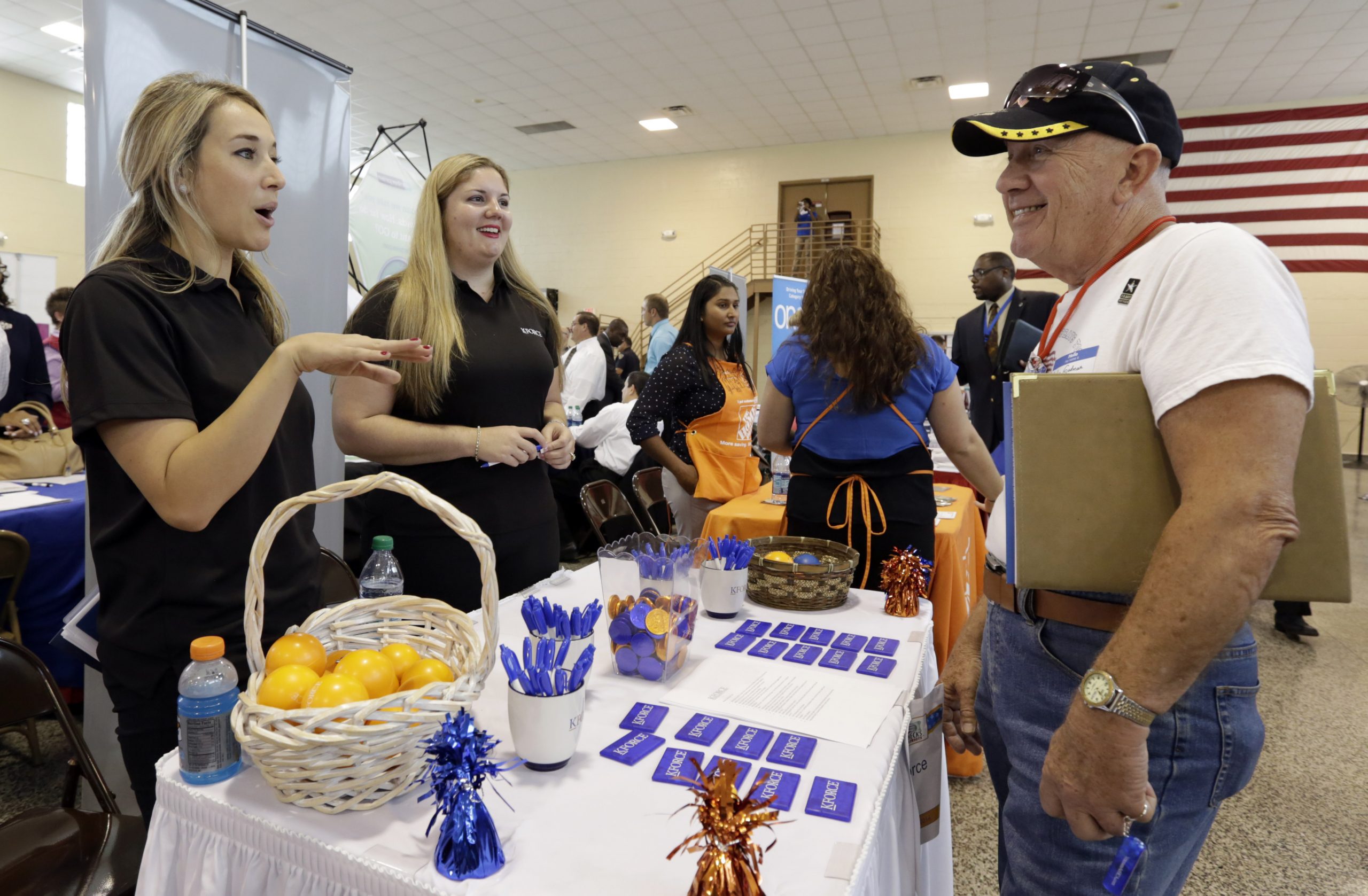 US unemployment aid applications drop to 284,000