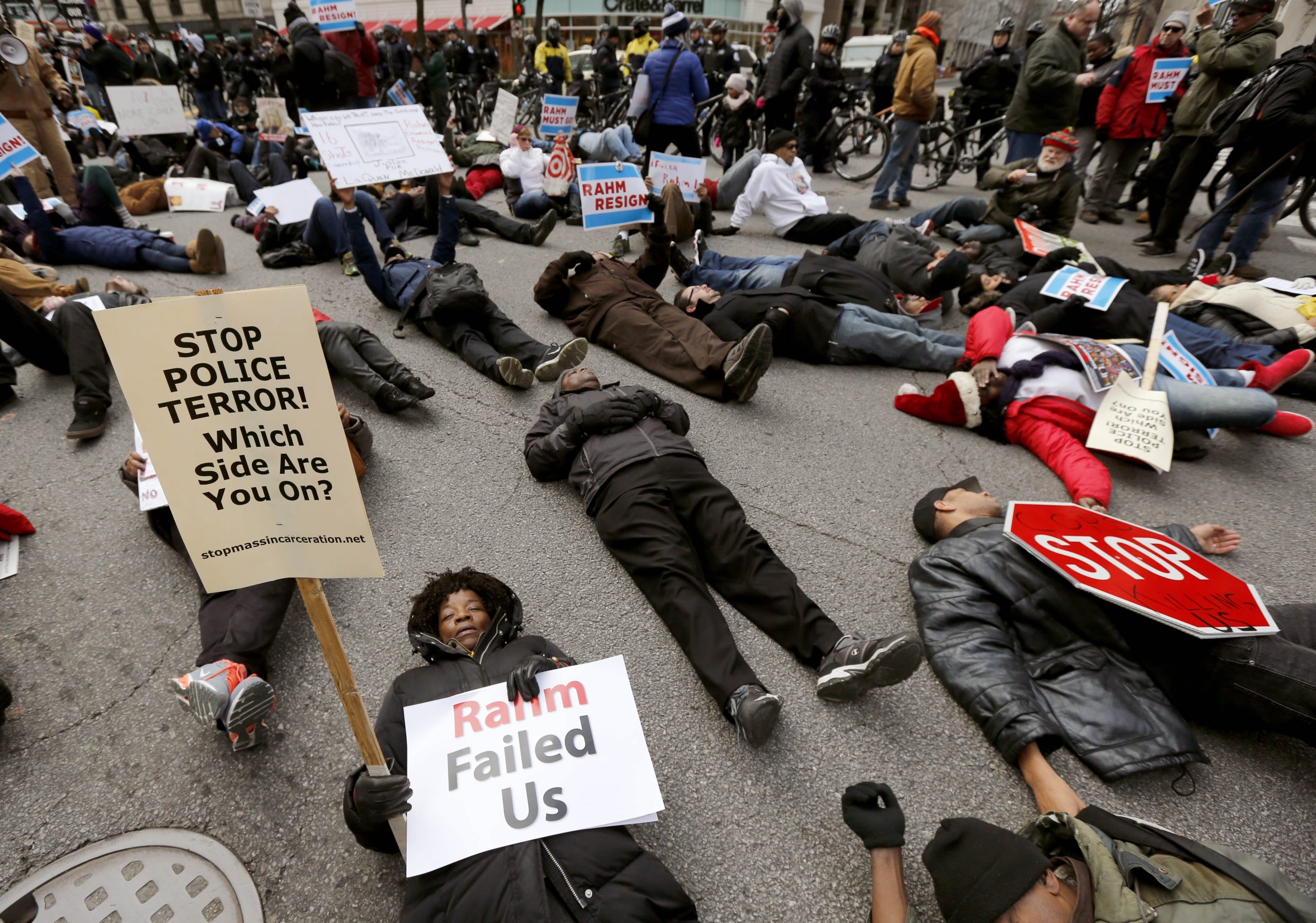 Black Lives Matter protesters block Chicago shoppers