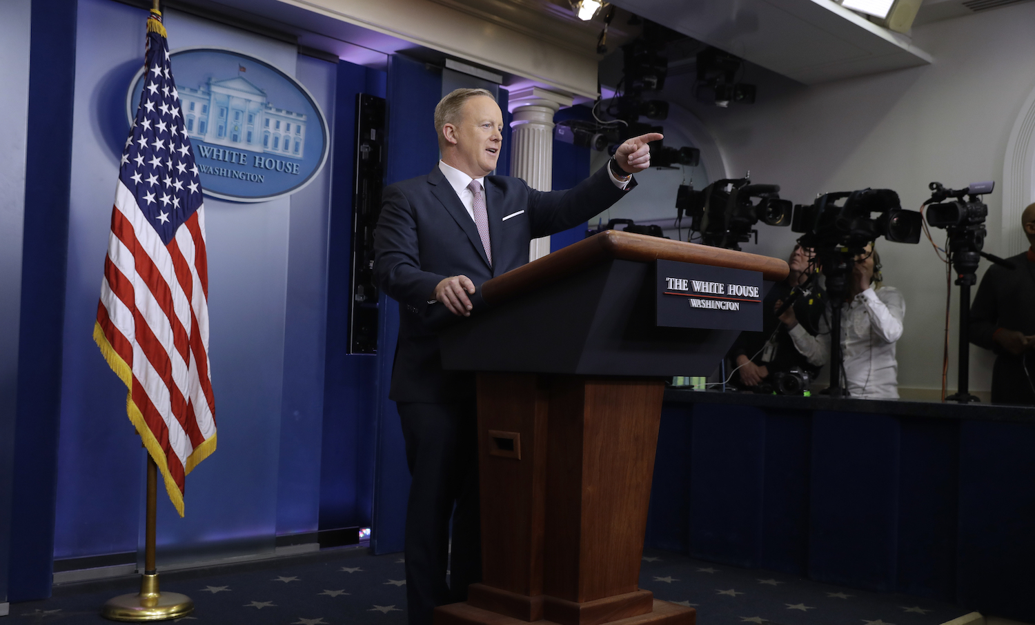Spicer skips over mainstream media in first briefing