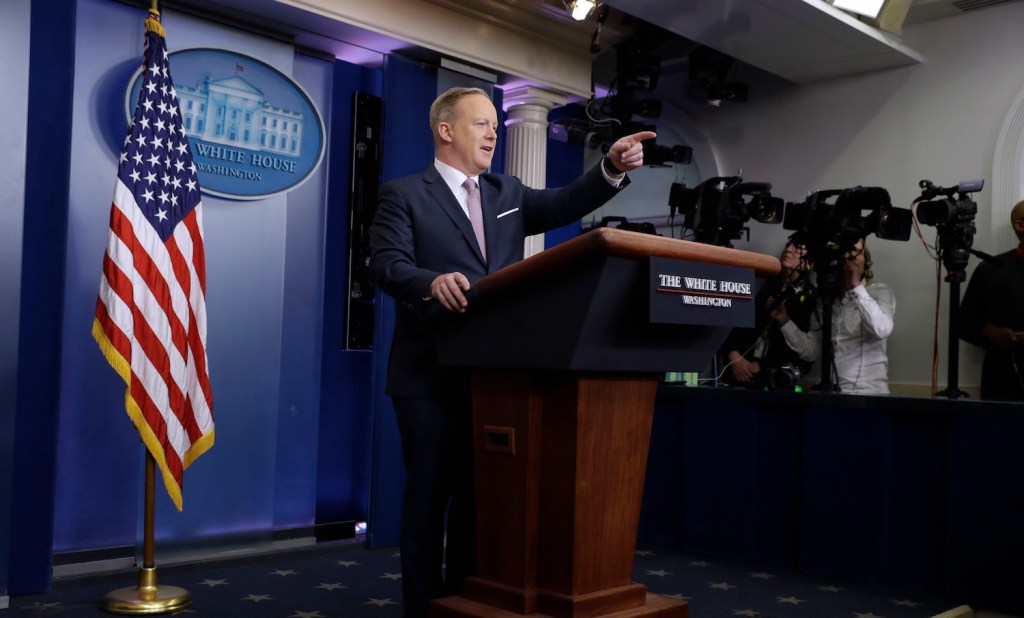 Spicer skips over mainstream media in first briefing