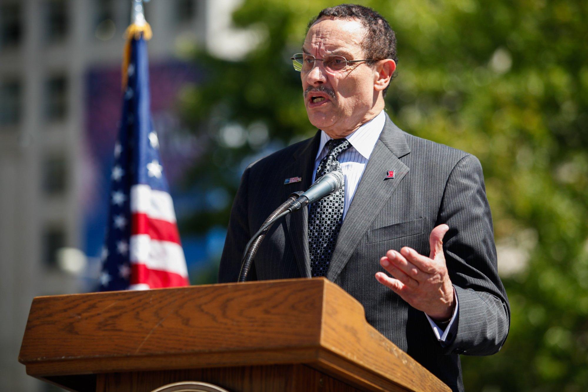 Mayor Vincent Gray proposes 2 percent more in school funds
