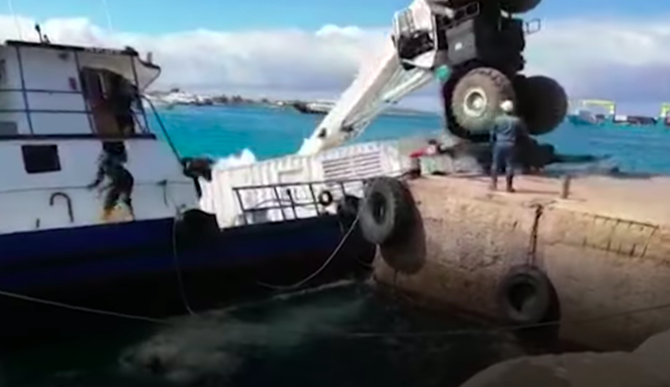 VIDEO: Crane accident causes hundreds of gallons of oil to spill into waters near Galapagos Islands