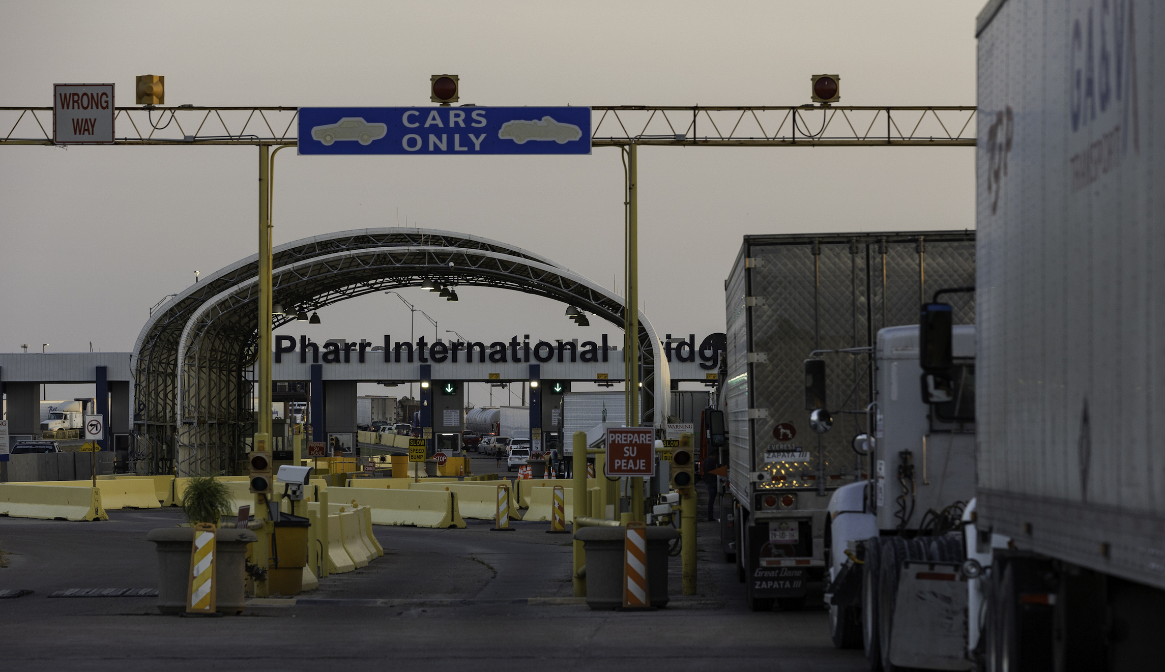 Cartels reportedly set fire to trucks at border to force bridge reopening