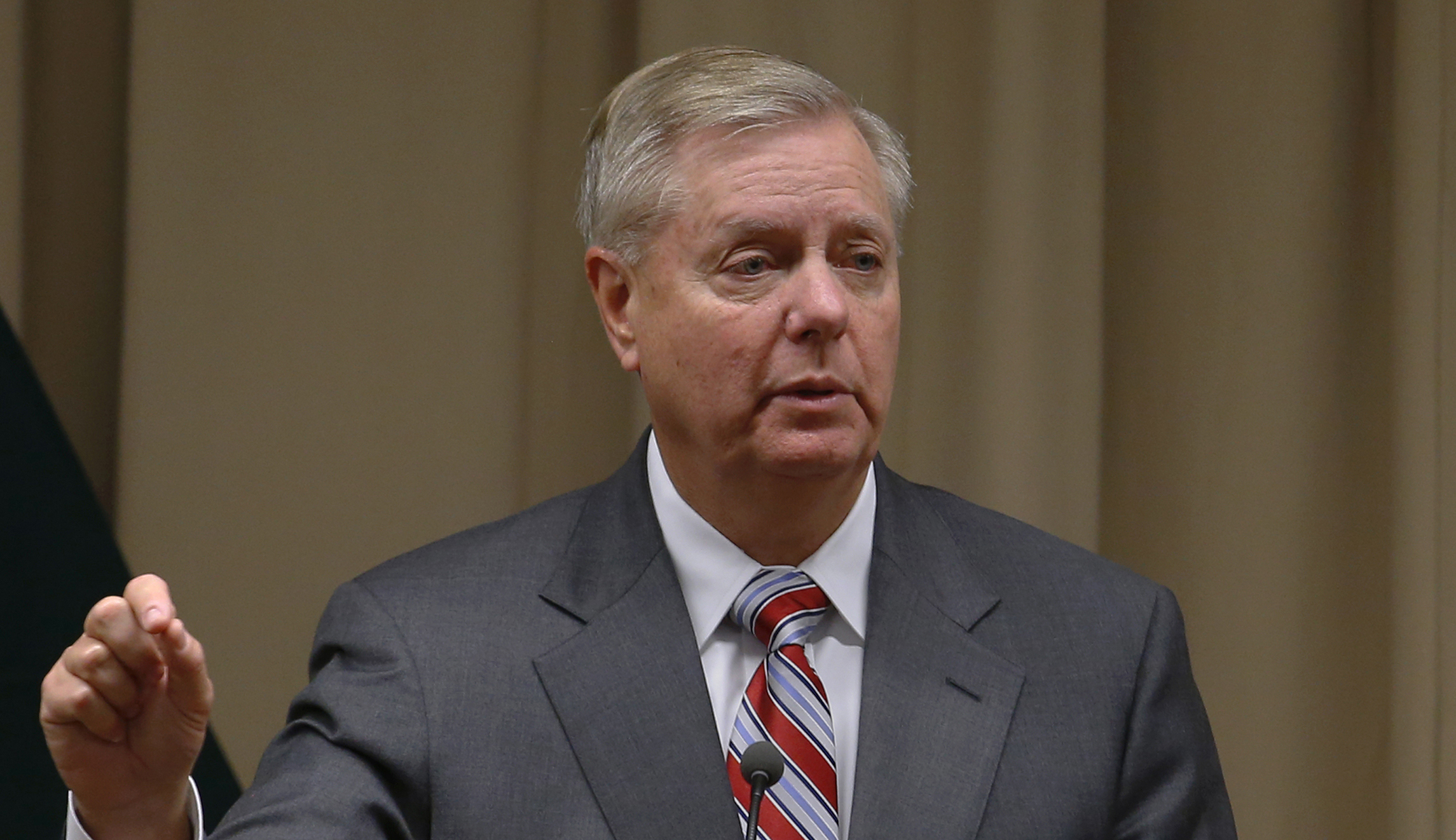 Lindsey Graham wants Trump to declare national emergency if no border wall after three-week extension