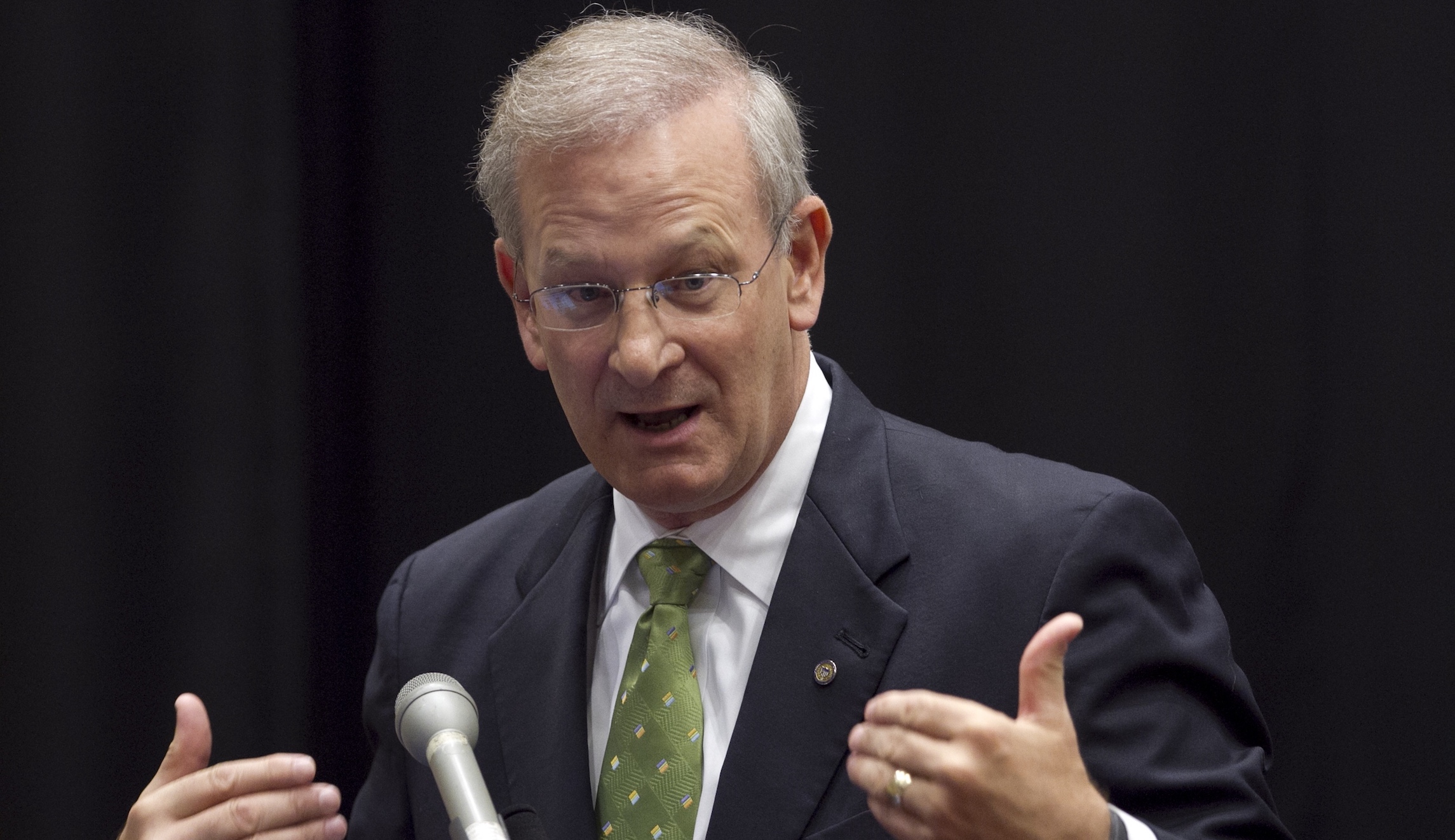 Top bank regulator warns of new financial crisis after announcing retirement