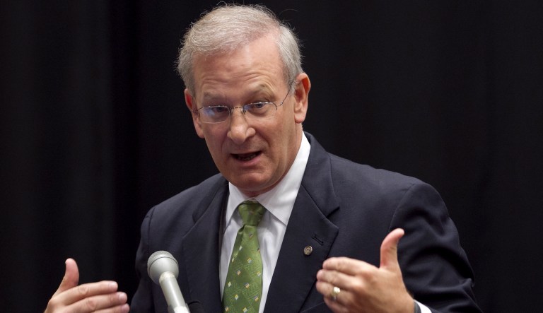 Top bank regulator warns of new financial crisis after announcing retirement