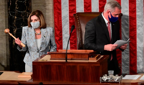 McCarthy rebukes Democrats before handing gavel to Pelosi