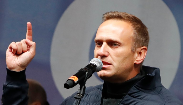 Alexei Navalny tricks spy into explaining attempted assassination