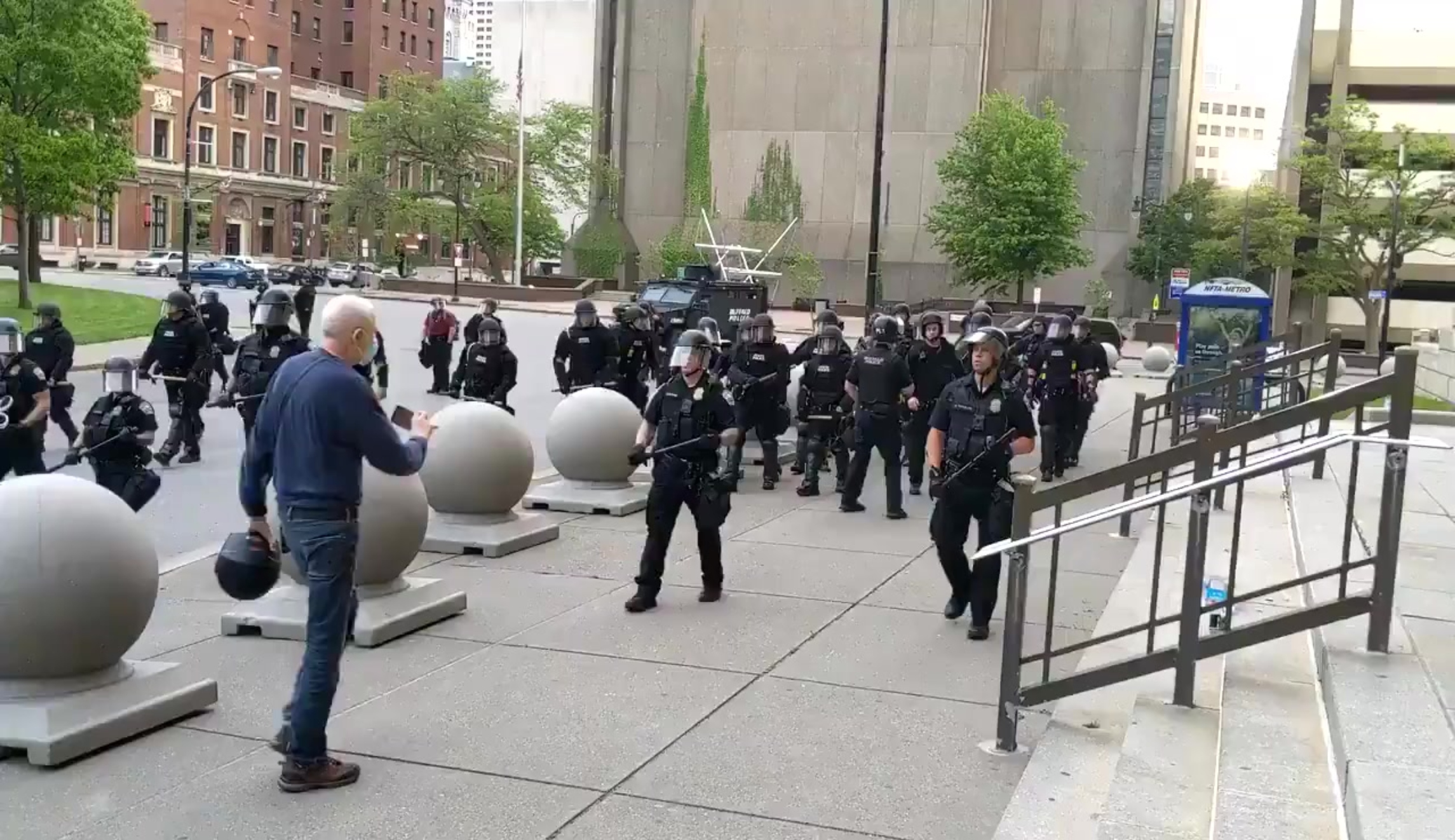 New York man bleeds from head after police push him down to ground