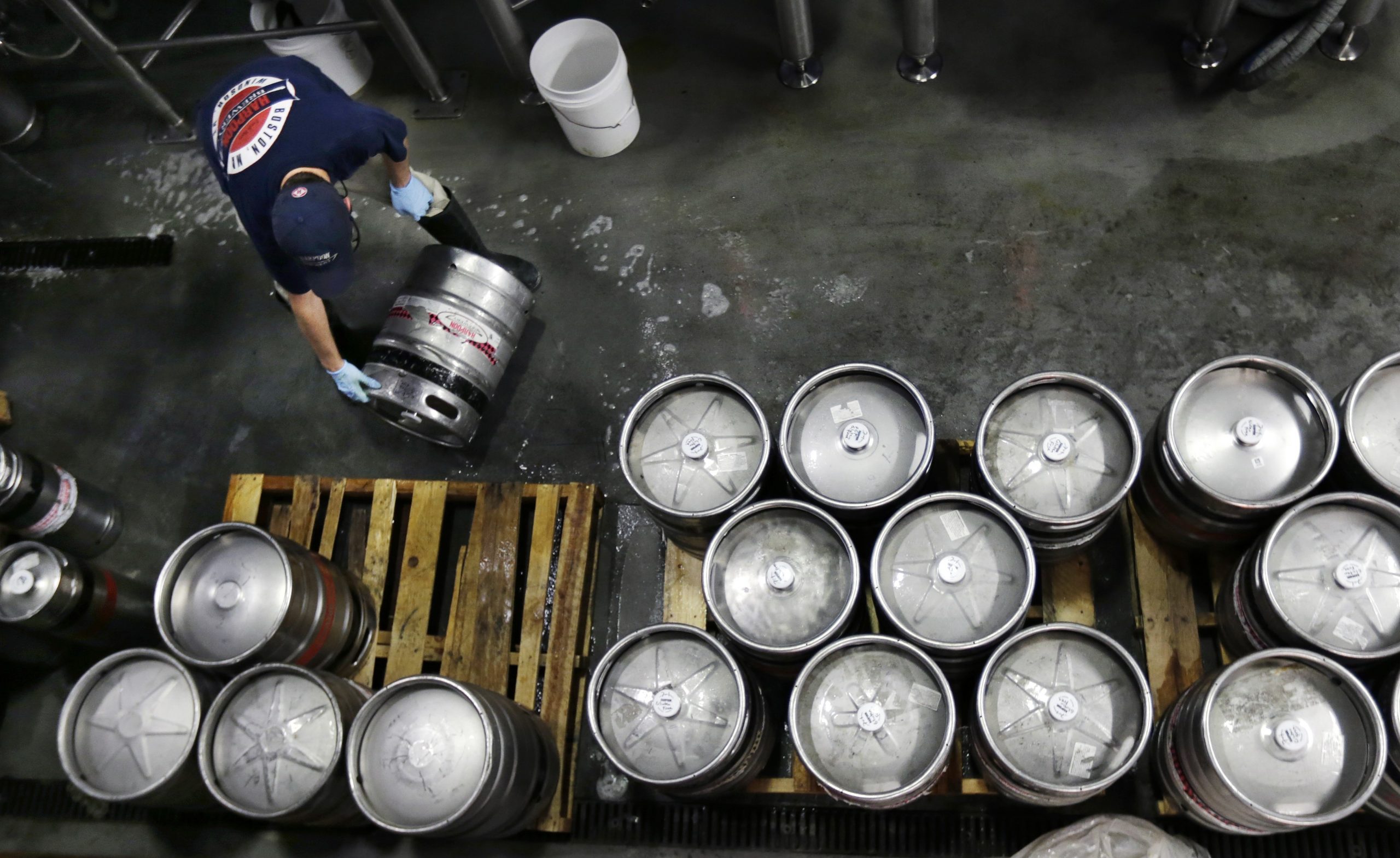 US businesses rebuild stockpiles at steady pace