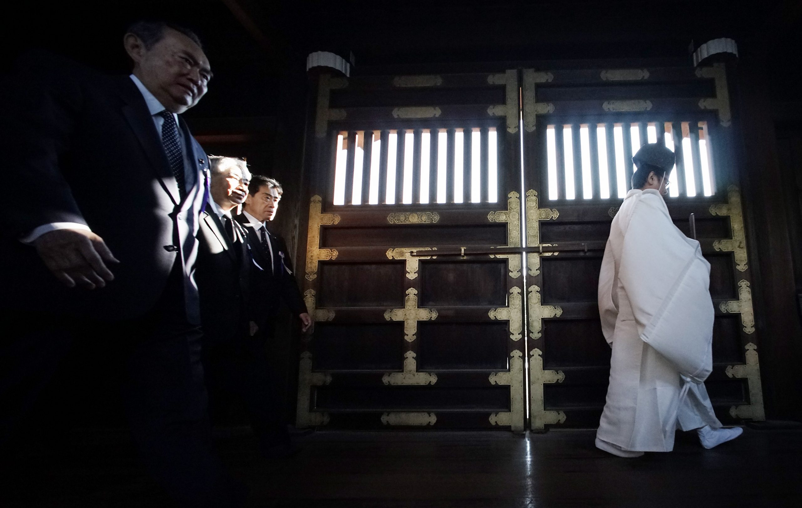 Japan PM sends offerings to war shrine