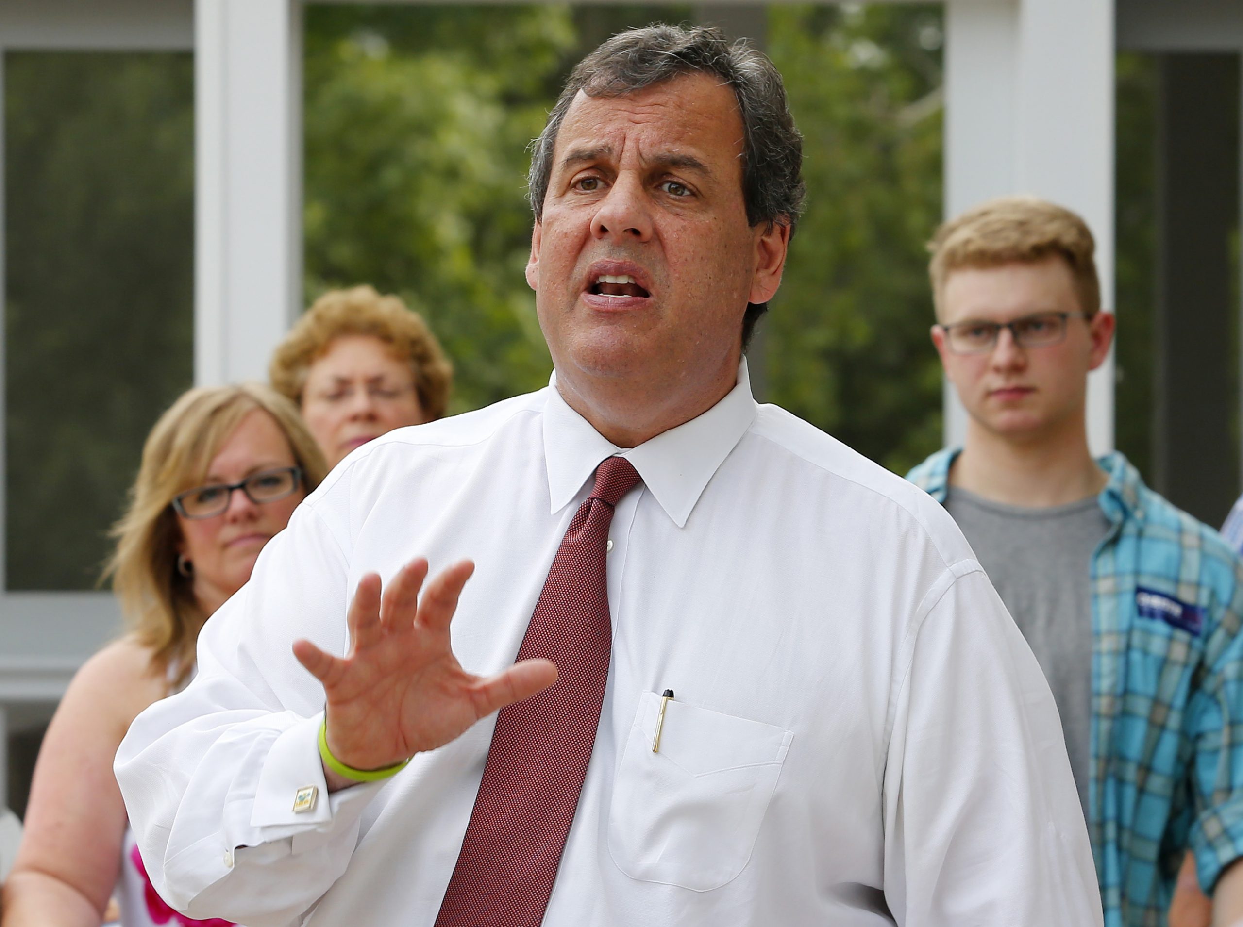 Christie attacks pollster who found him trailing in N.H.