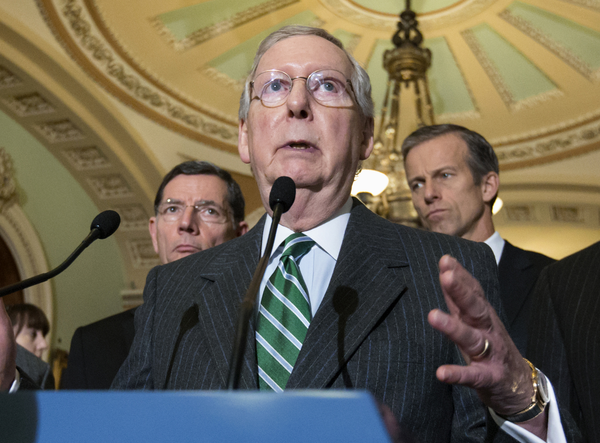 Senate advances customs bill that bans Internet tax