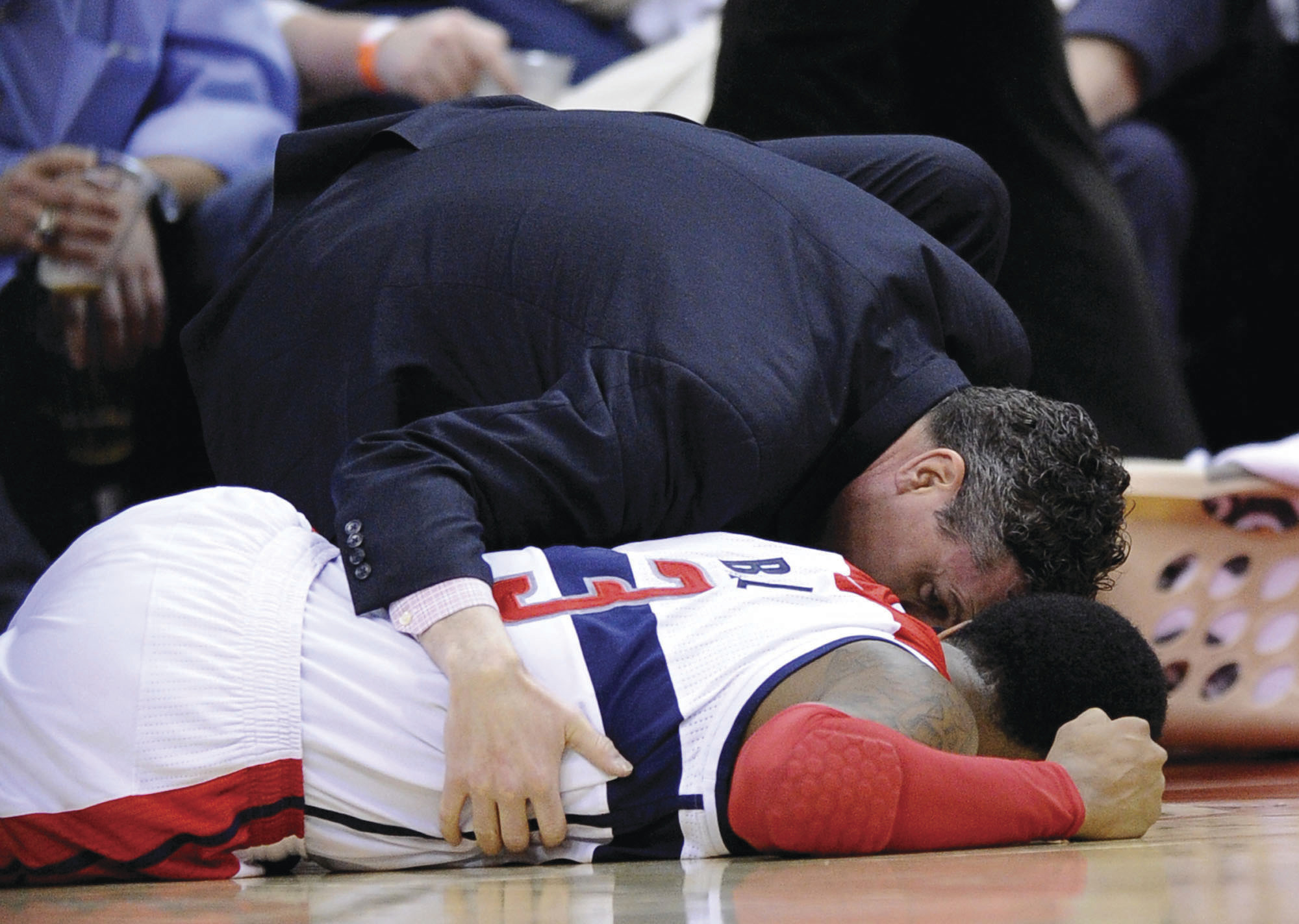 John Wall rallies Wizards after Bradley Beal sprains ankle