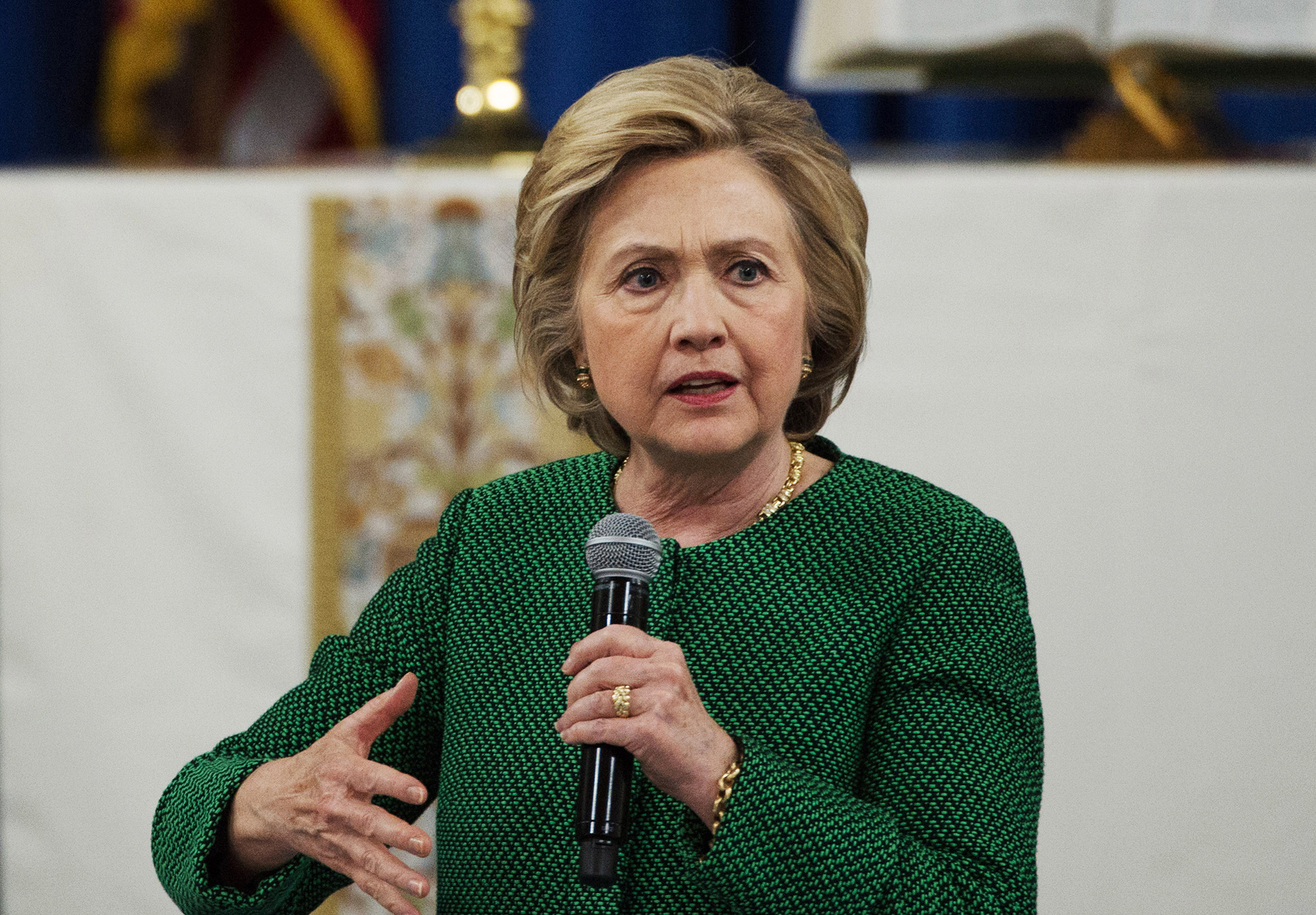 Clinton pledges to create federal Office of Immigrant Affairs