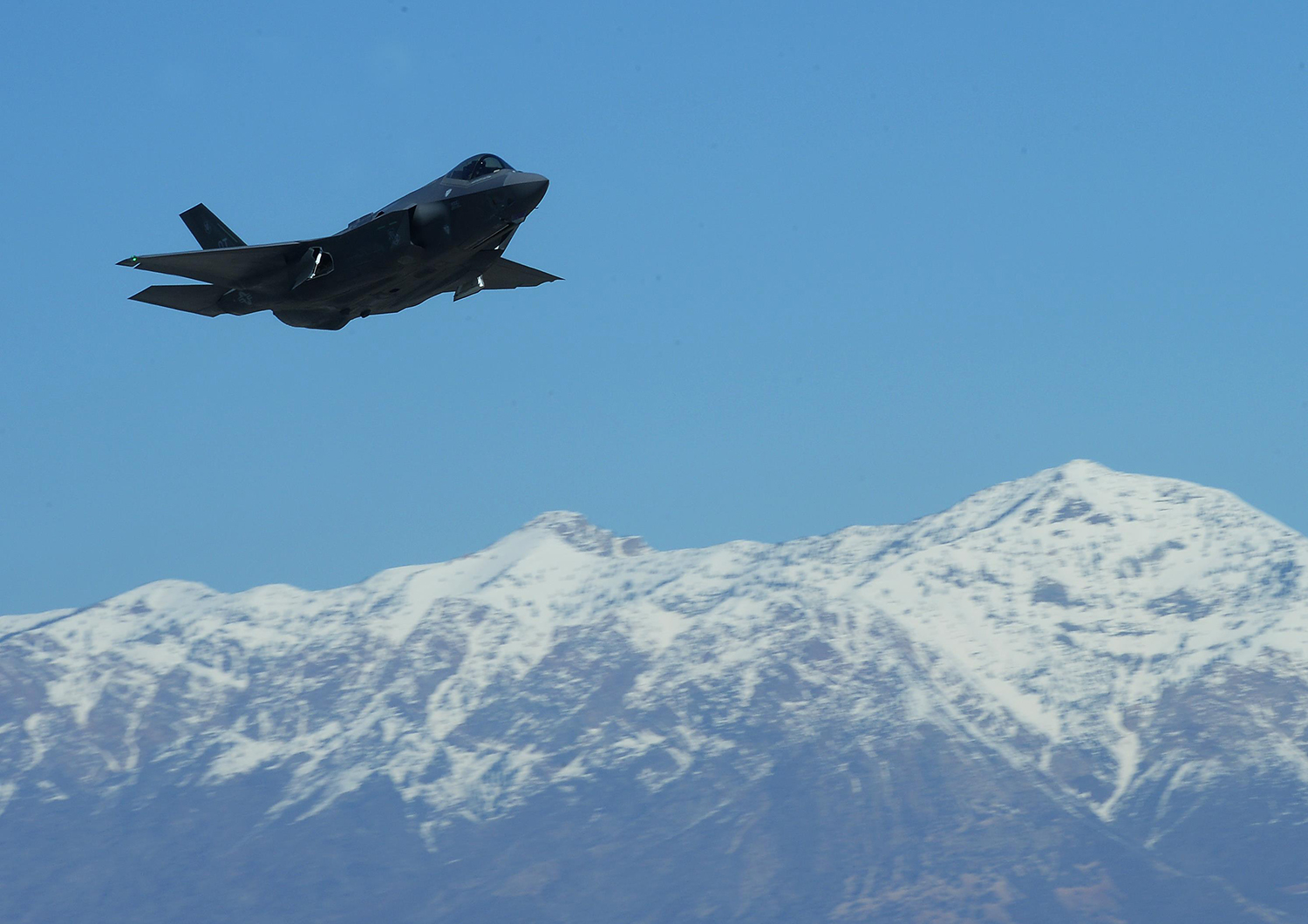 Government watchdog recommends pause in future F-35 investment
