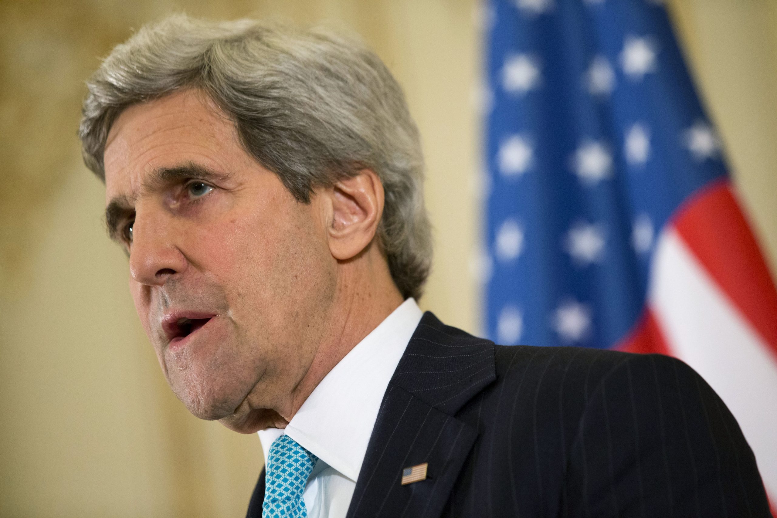 Kerry to Mideast at critical point in peace talks