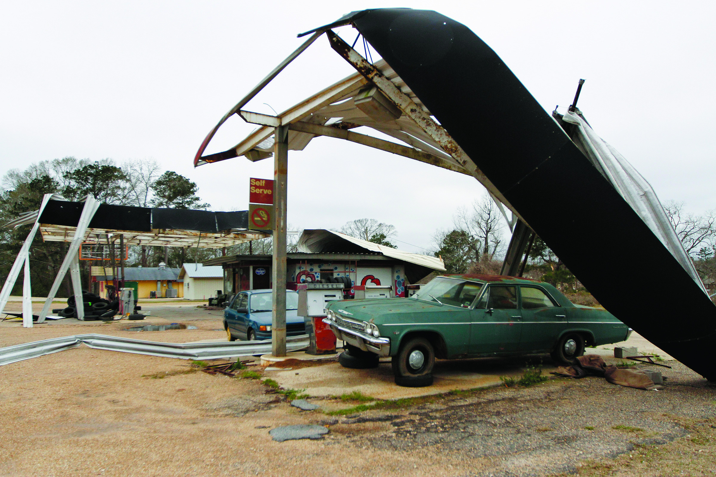 Storm blows through East; 200K in dark in Arkansas