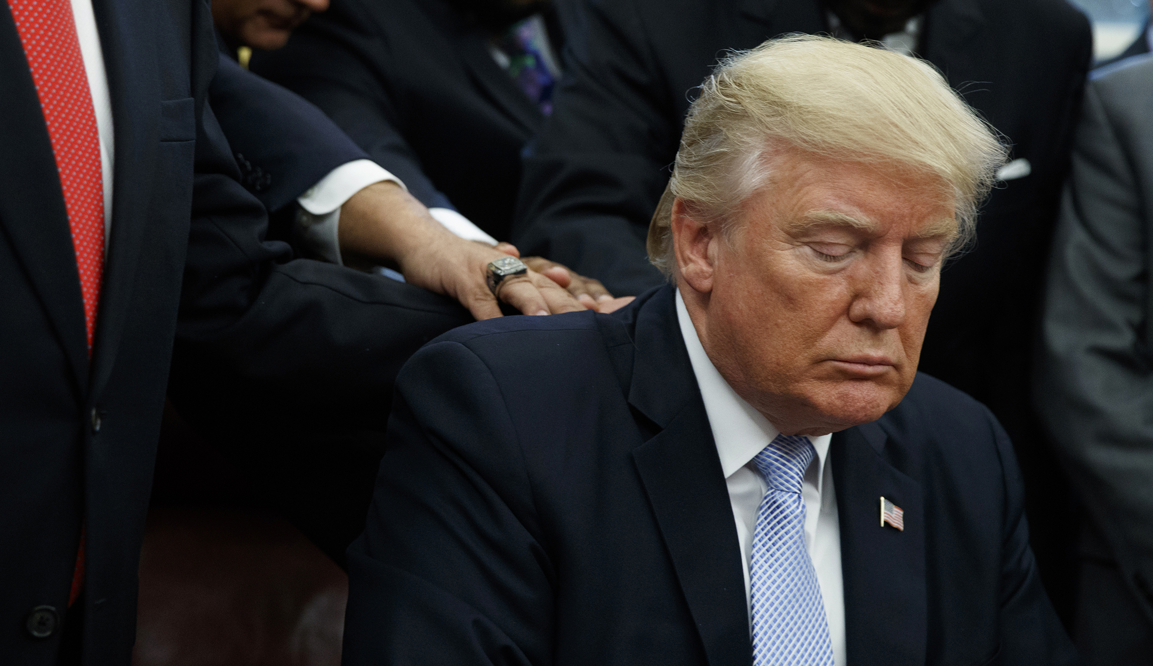 Trump signs resolution condemning white supremacy groups