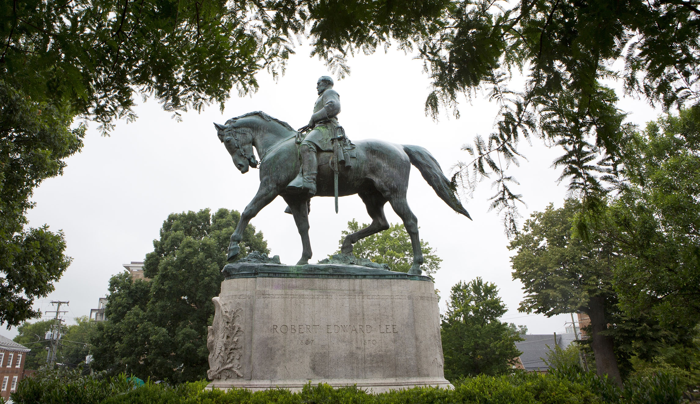 Charlottesville covers statue of Robert E. Lee with black shroud