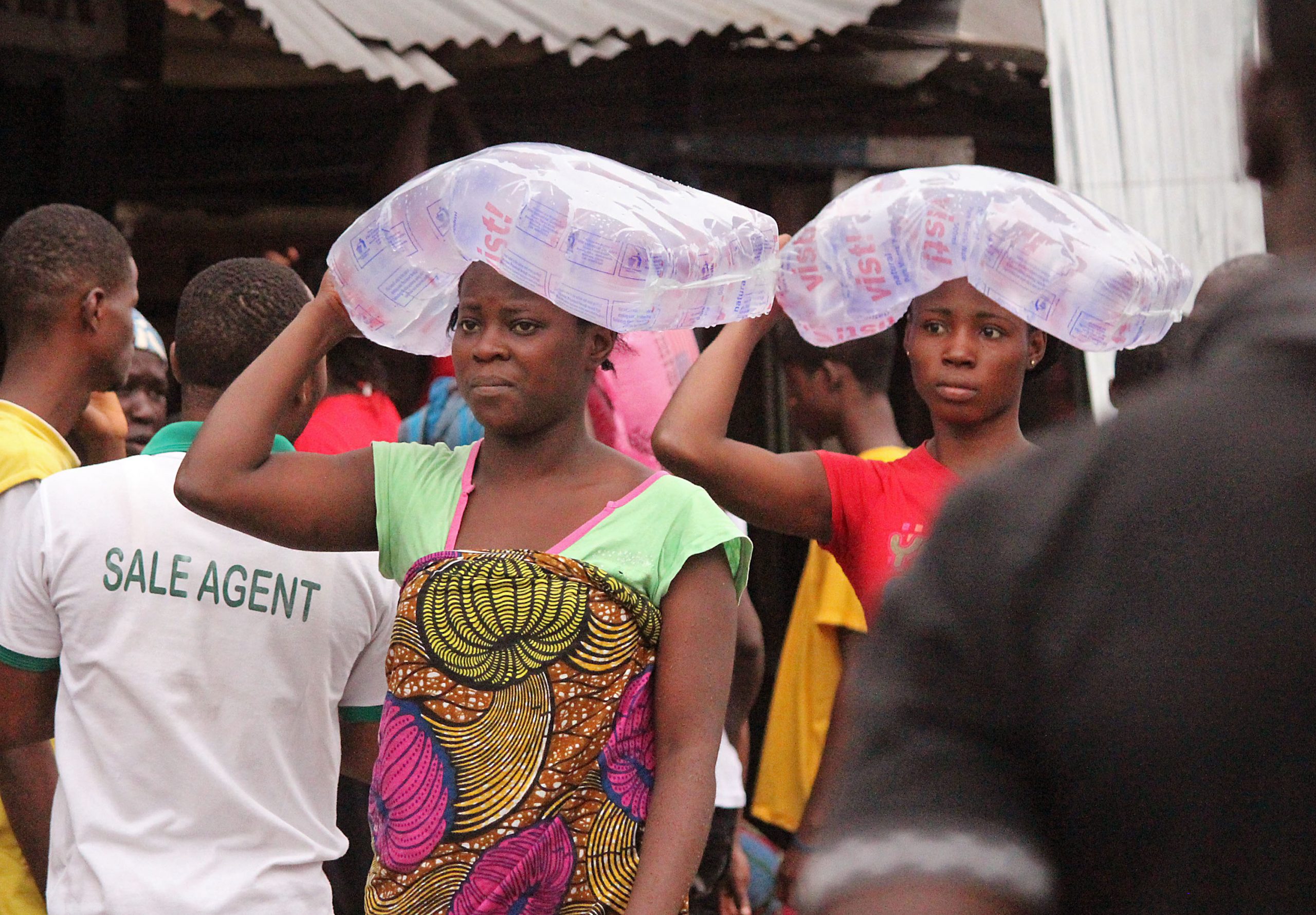 Liberia gives food in slum sealed to stop Ebola