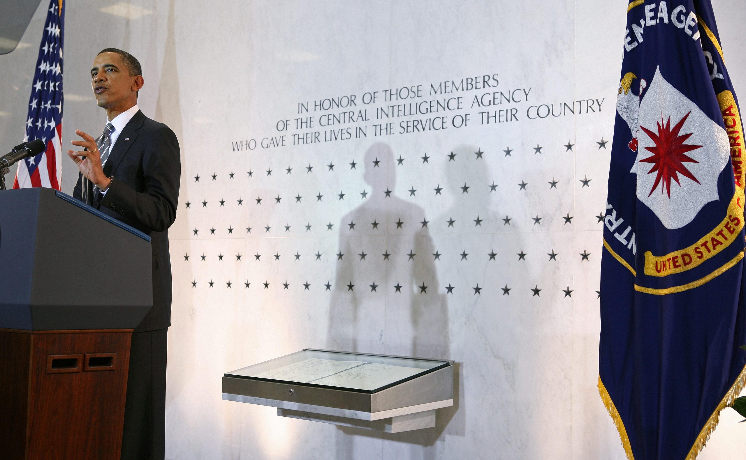 White House promotes gutsy Obama decision to bin Laden movie team