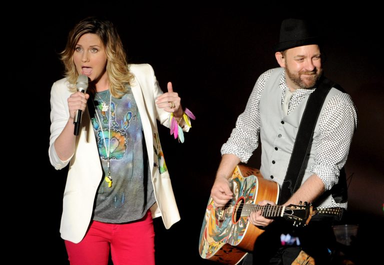 LOS ANGELES, CA - MAY 22:  Singer Jennifer Nettles (L) and musician Kristian Bush of Sugarland perform at the Greek Theatre on May 22, 2012 in Los Angeles, California.  (Photo by Kevin Winter/Getty Images)
